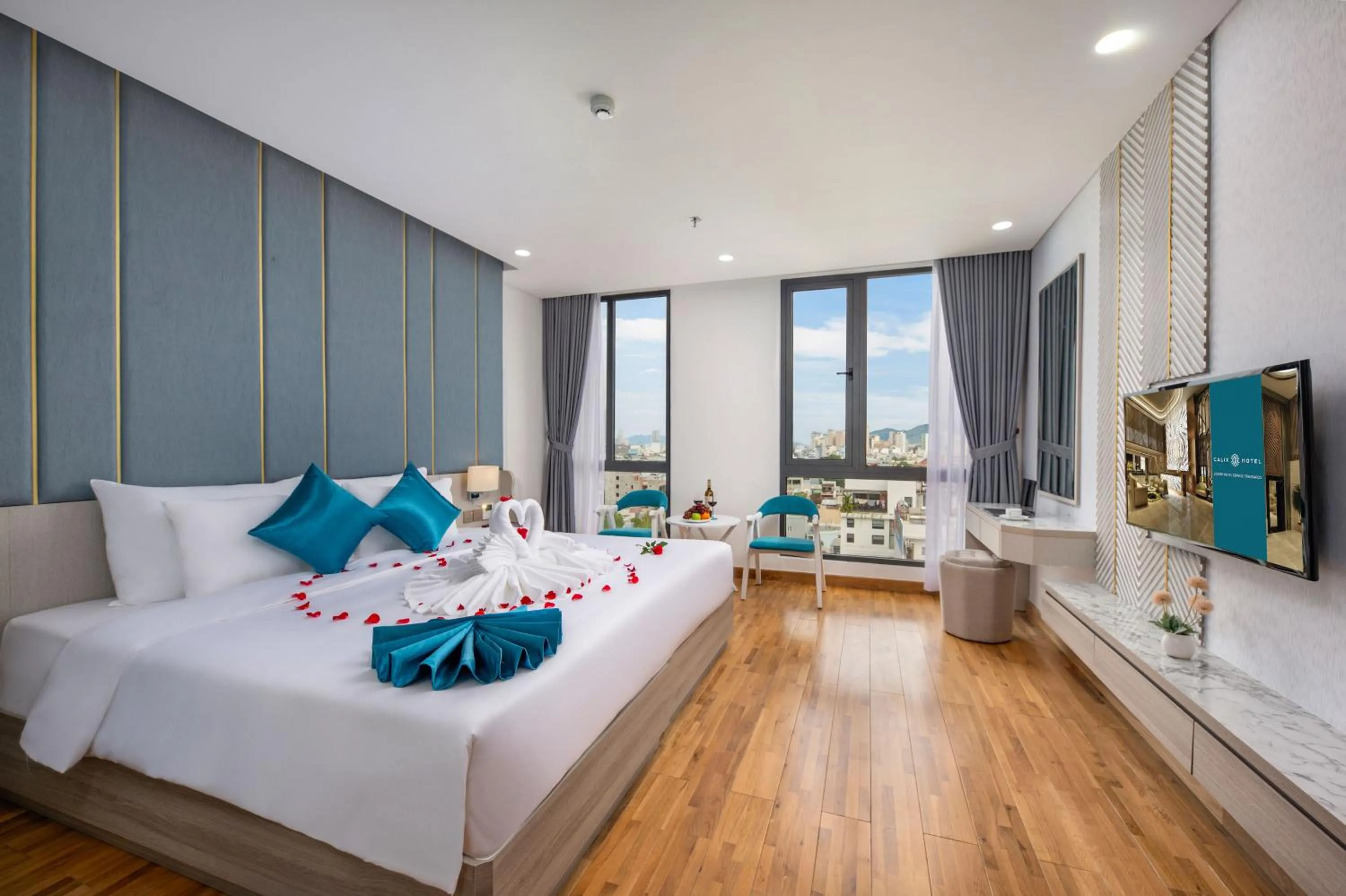 Photo of the whole room, Bed in Calix Hotel