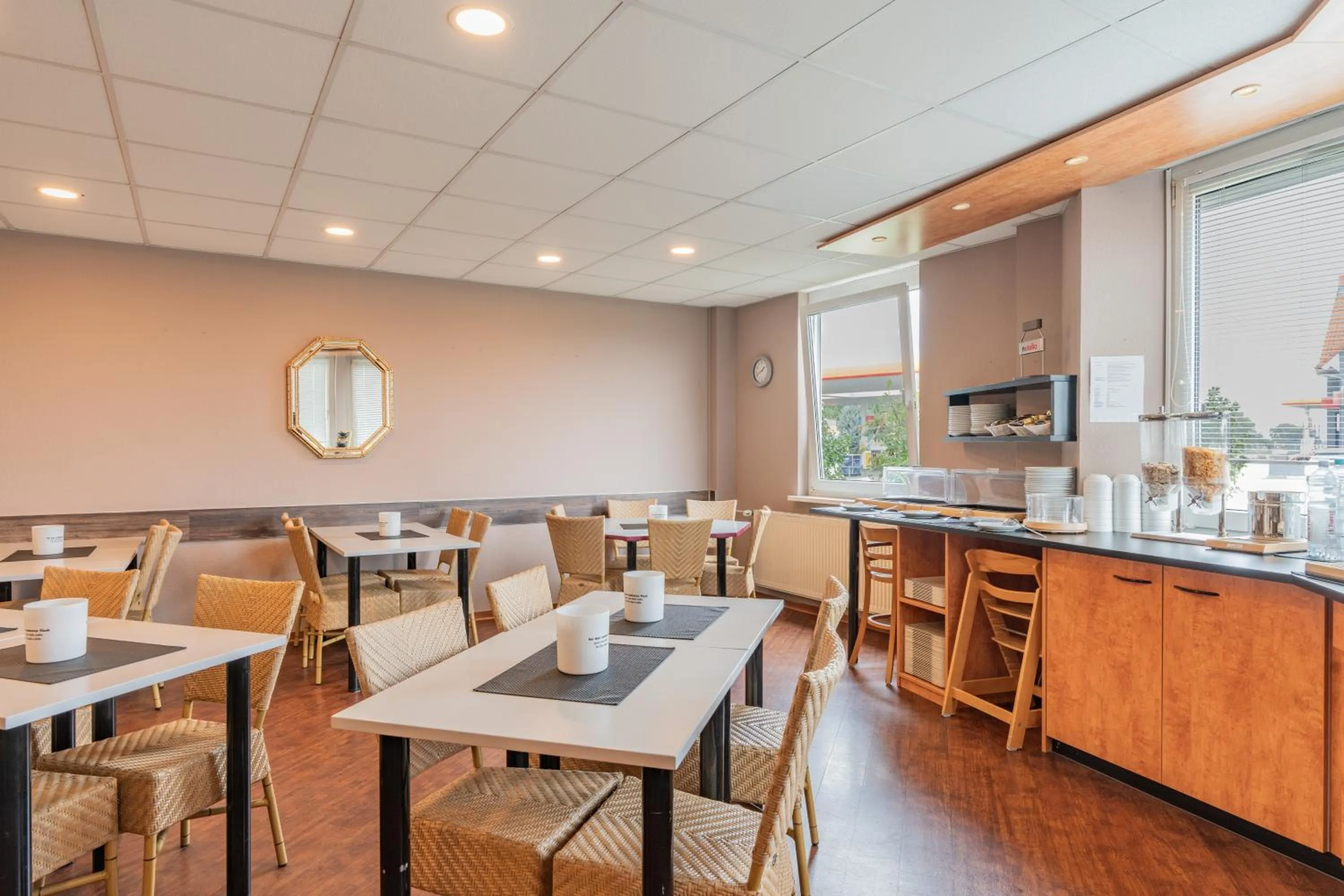 Restaurant/places to eat in Euro-Hotel