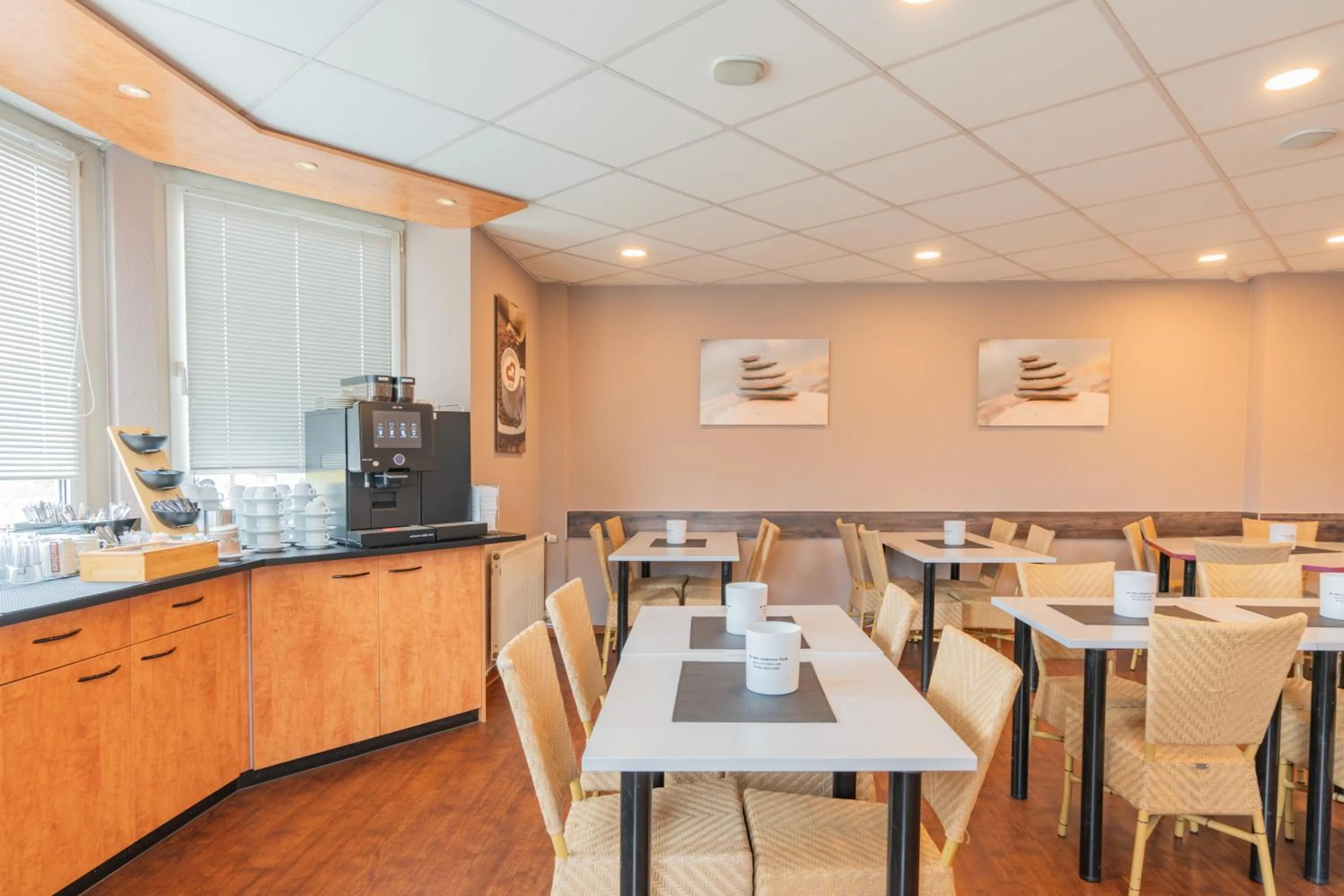 Restaurant/places to eat in Euro-Hotel