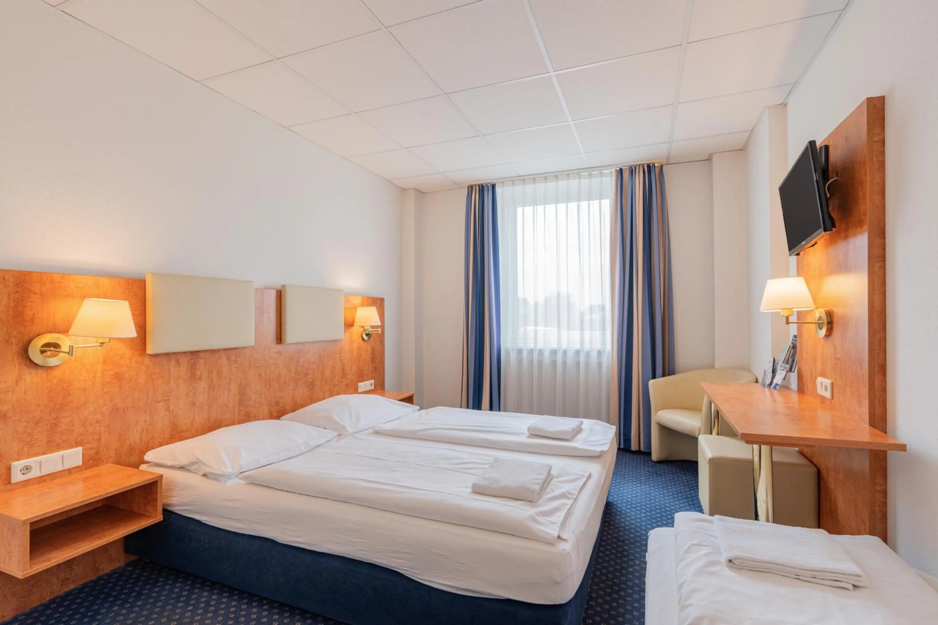 Photo of the whole room, Bed in Euro-Hotel