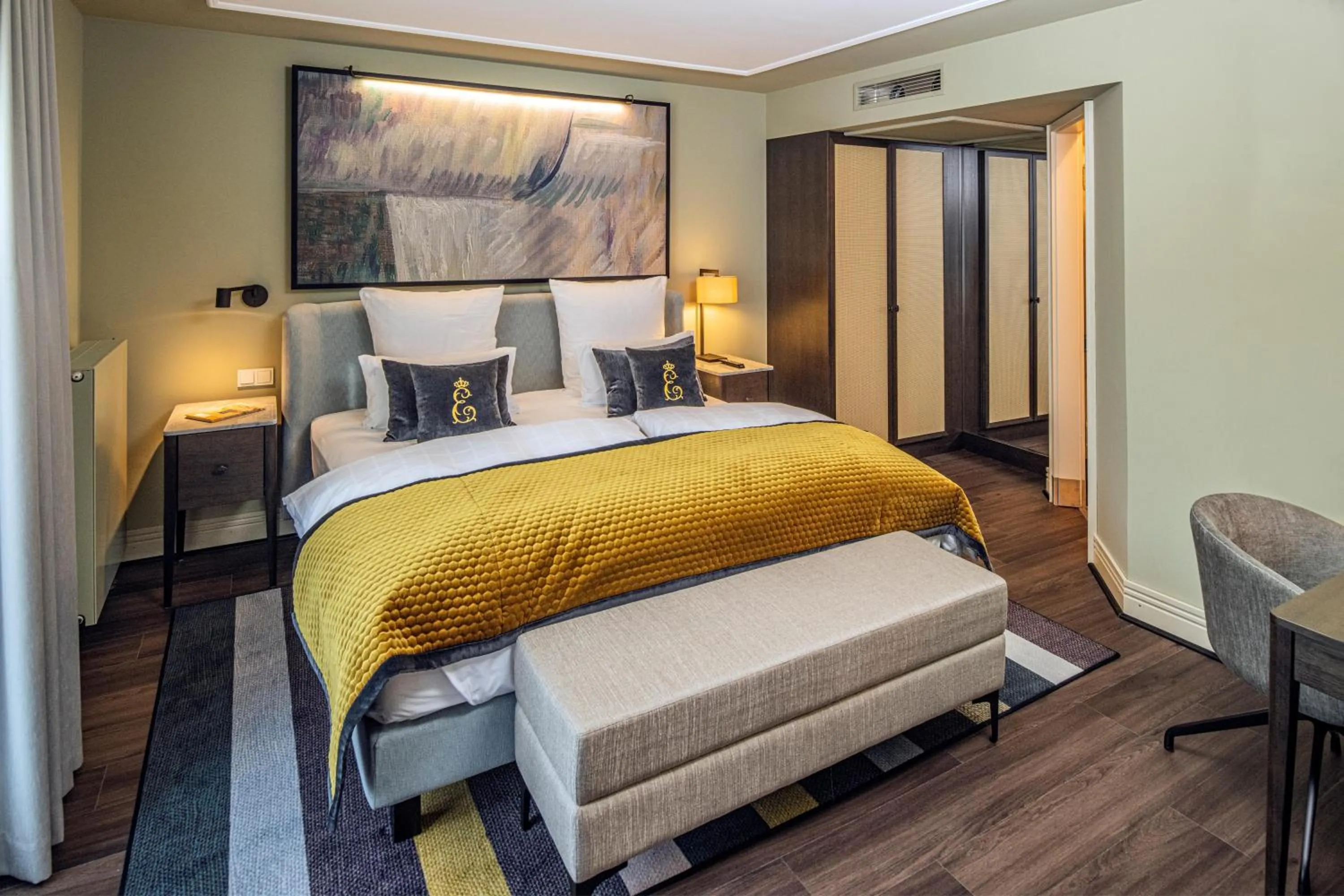 Photo of the whole room, Bed in Hotel Erbprinz - Gourmet & Spa