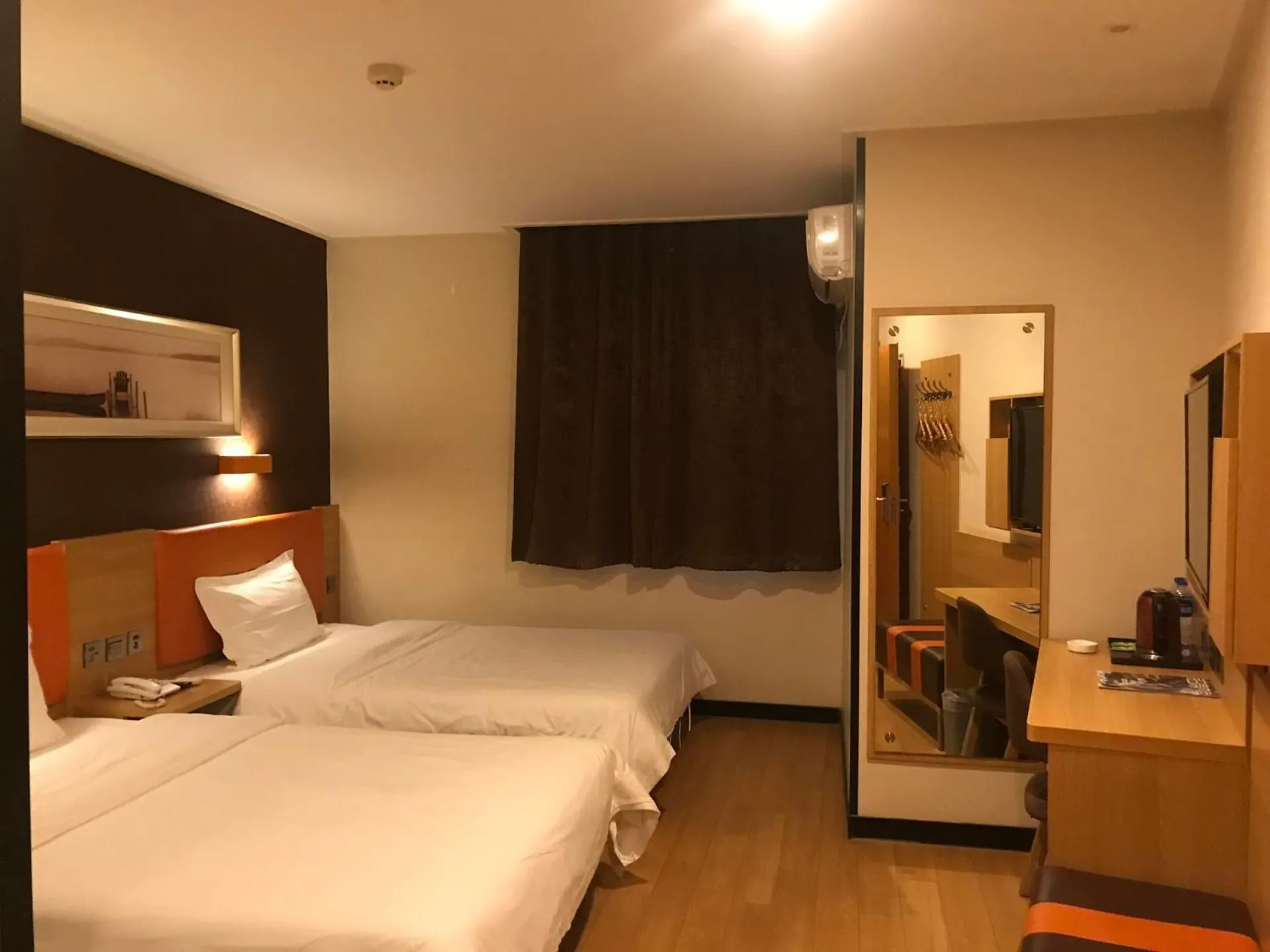 Bed in 7Days Premium Nanjing Xinjiekou Zhangfu Garden Metro Station