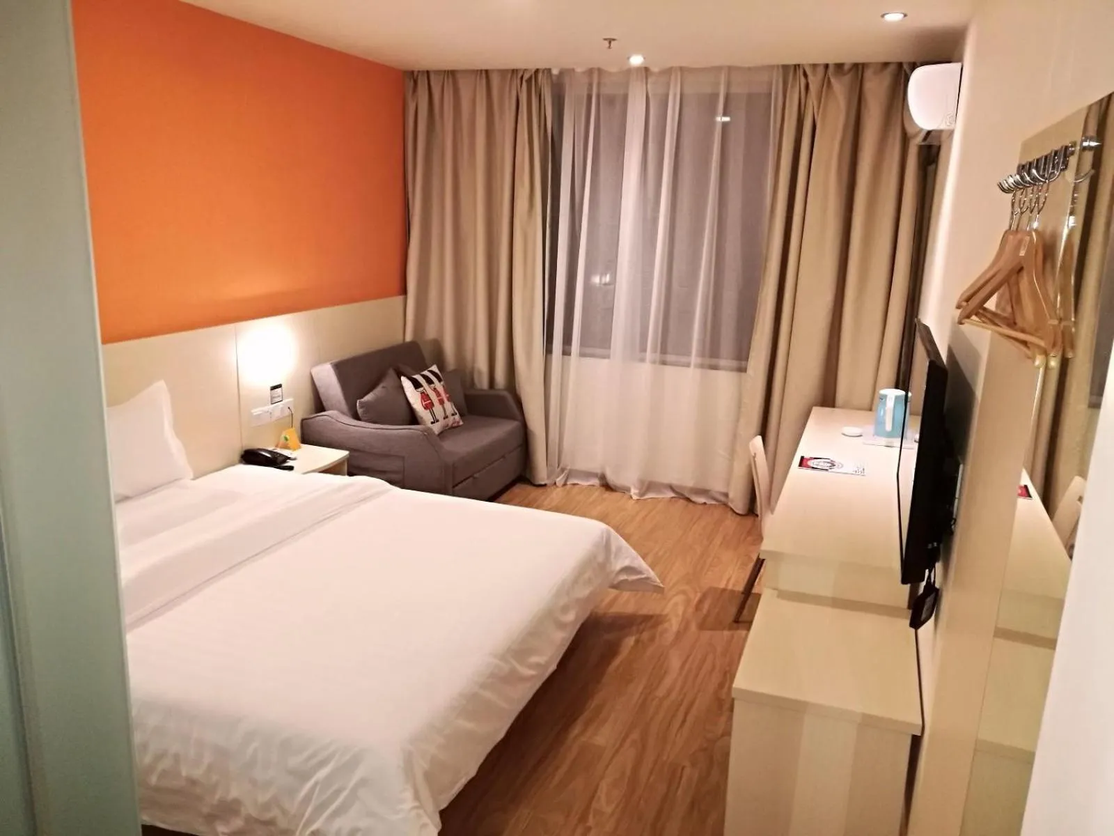 Bed in 7Days Inn Emeishan Center