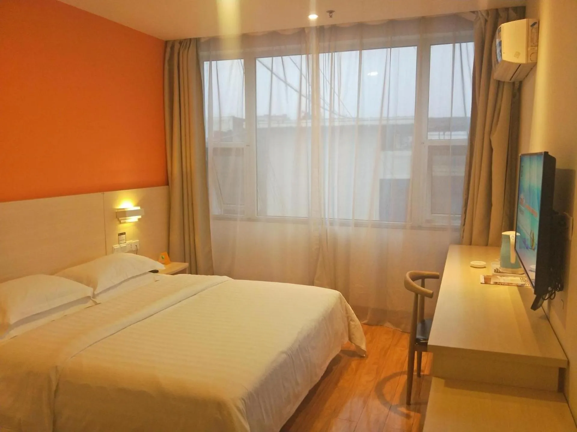 Bed in 7Days Inn Emeishan Center