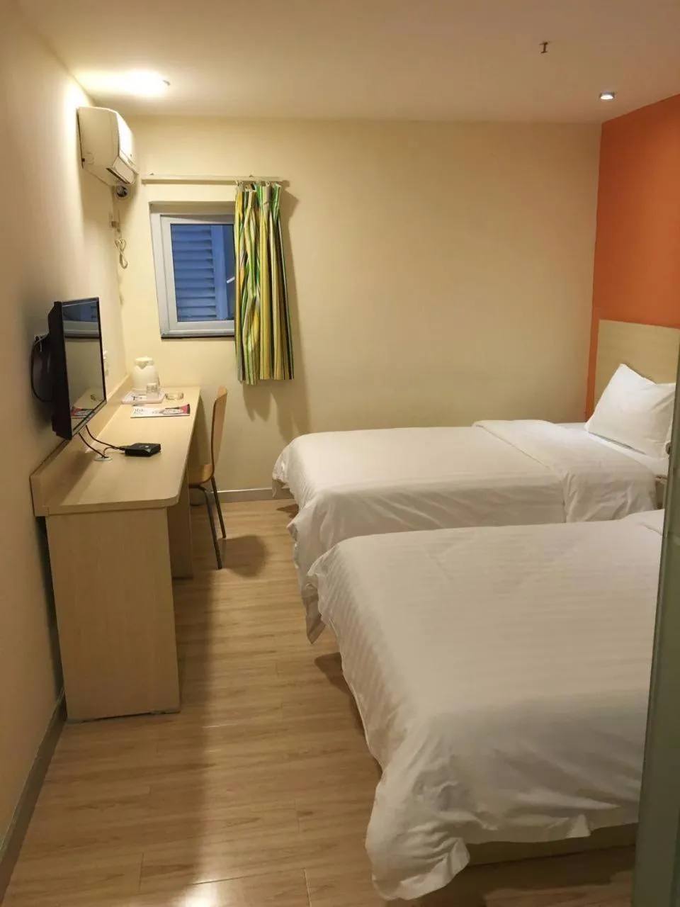 Bed in 7Days Inn Shenzhen Diwang Building Honggui Road Branch