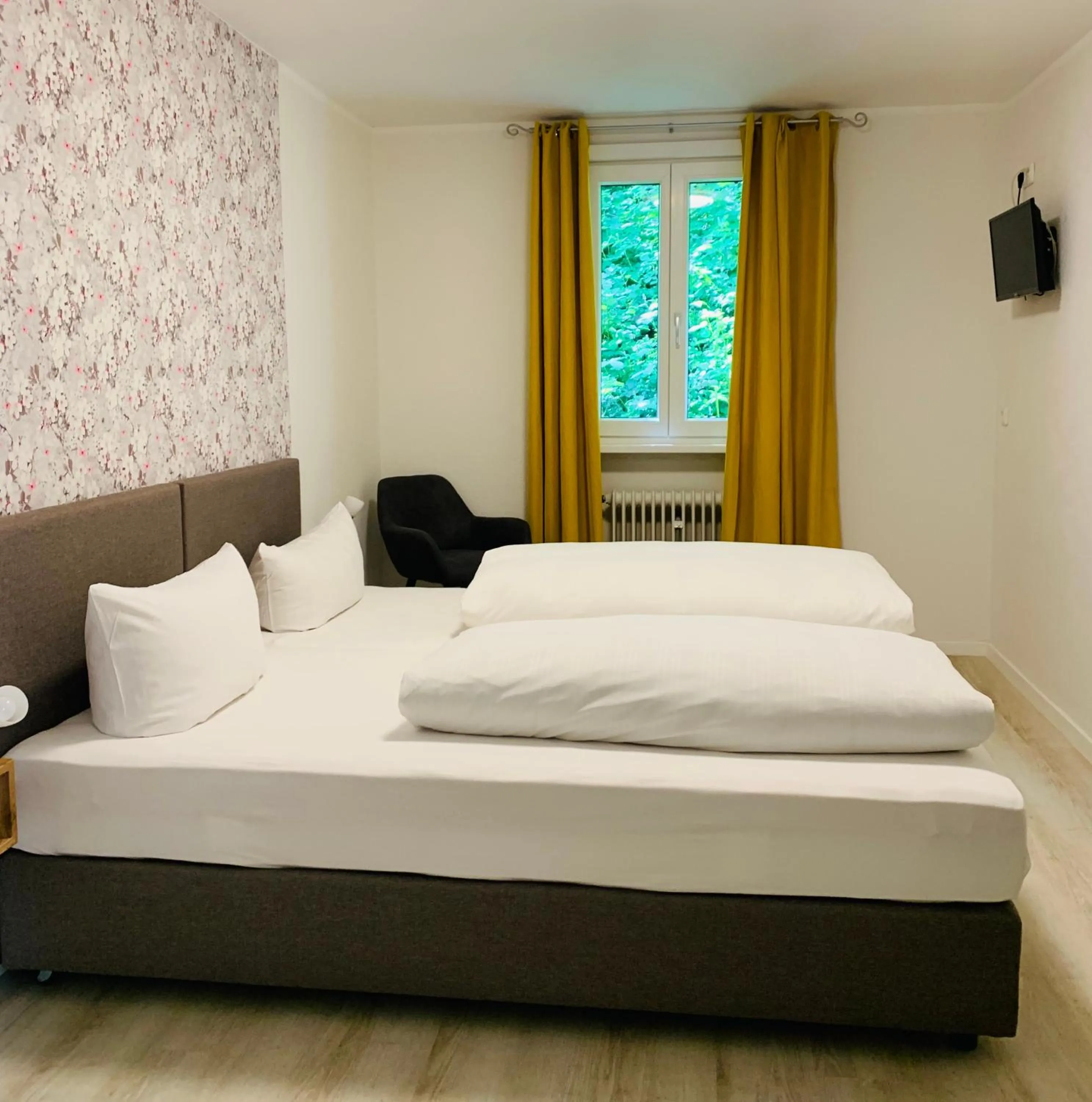 Photo of the whole room, Bed in Hotel-Restaurant Buger Hof