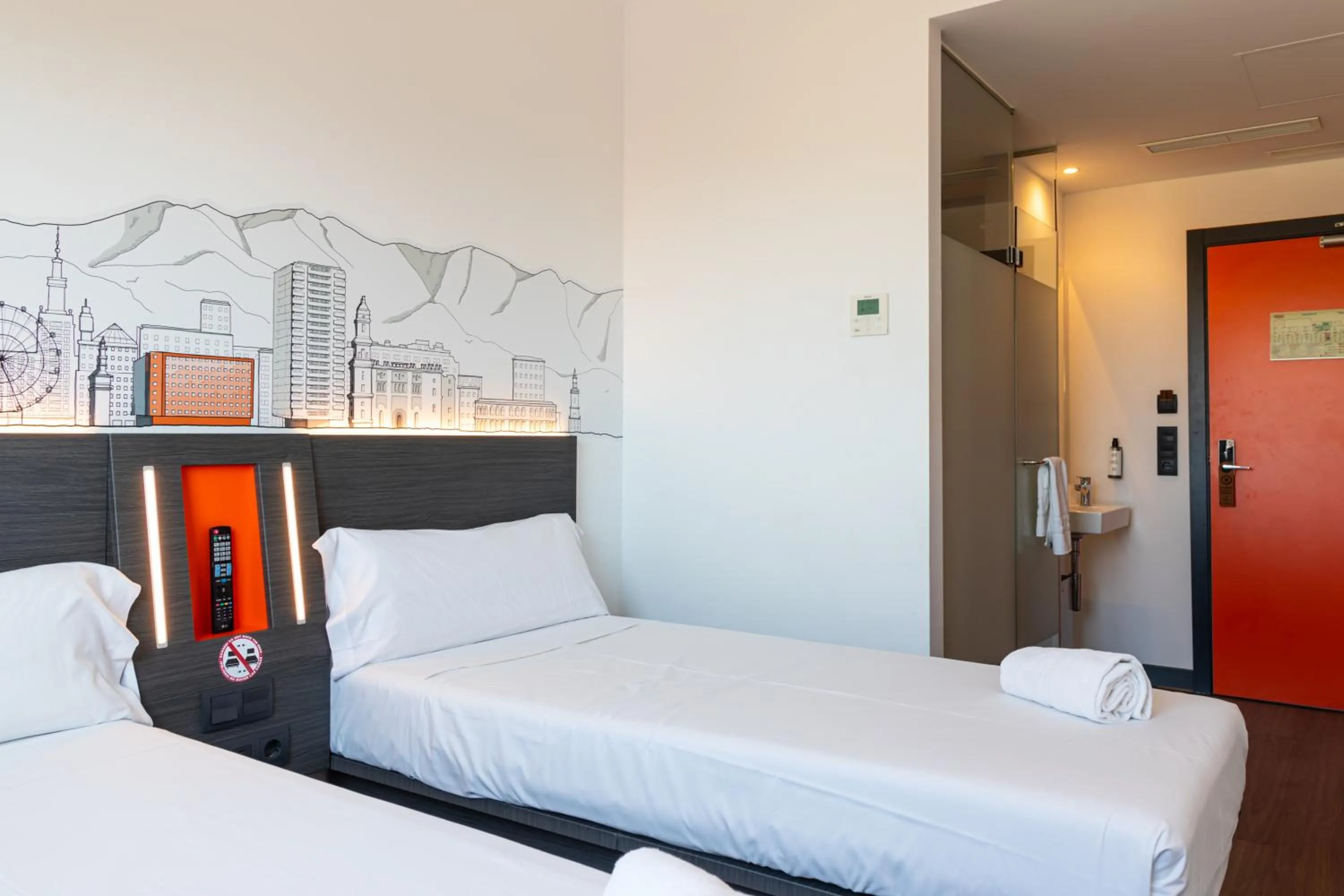 Bedroom, Bed in easyHotel Malaga City Centre