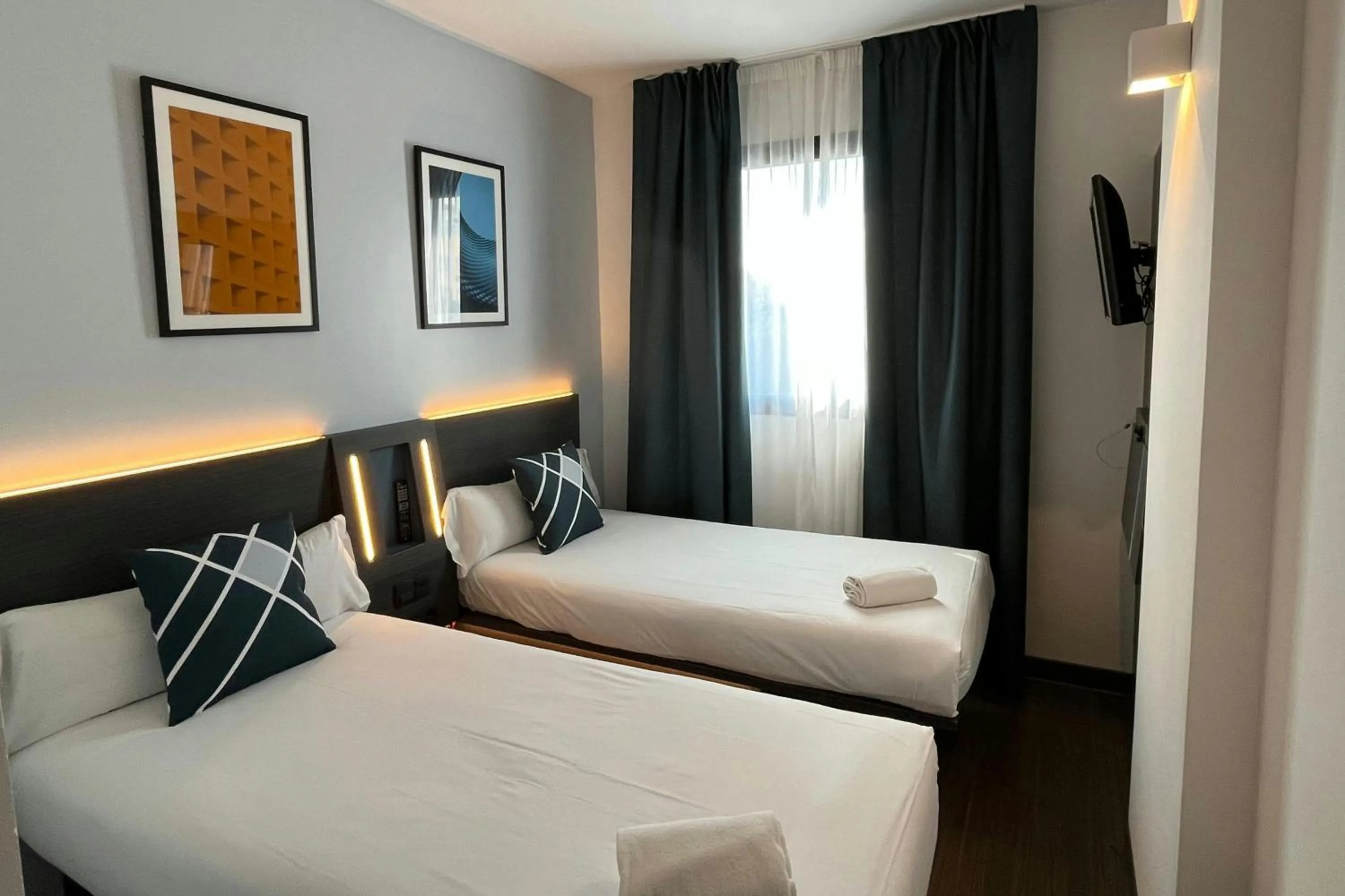 Photo of the whole room, Bed in Four Points Flex by Sheraton Malaga Centre