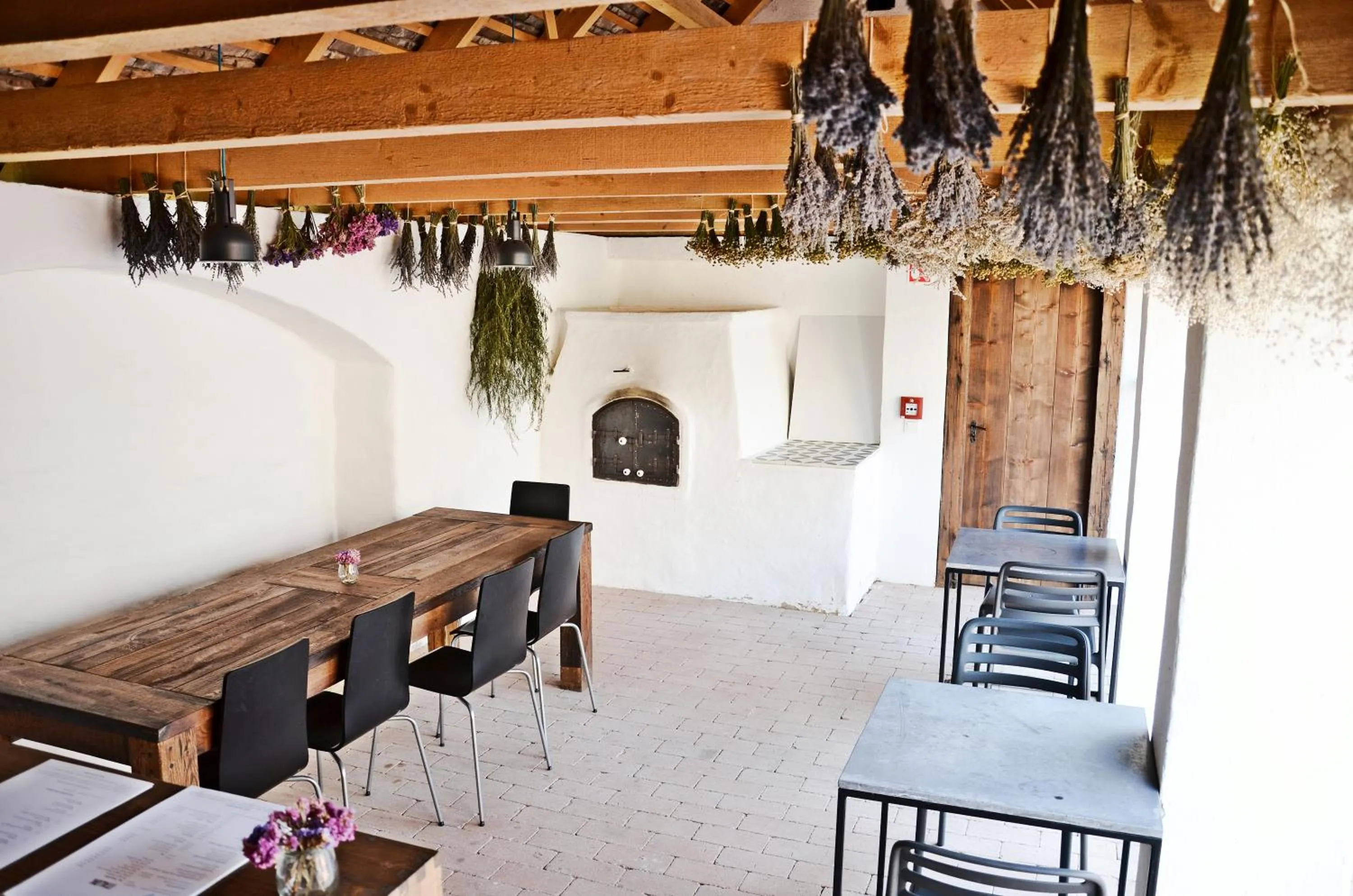 Restaurant/places to eat in Almalomb Apartman