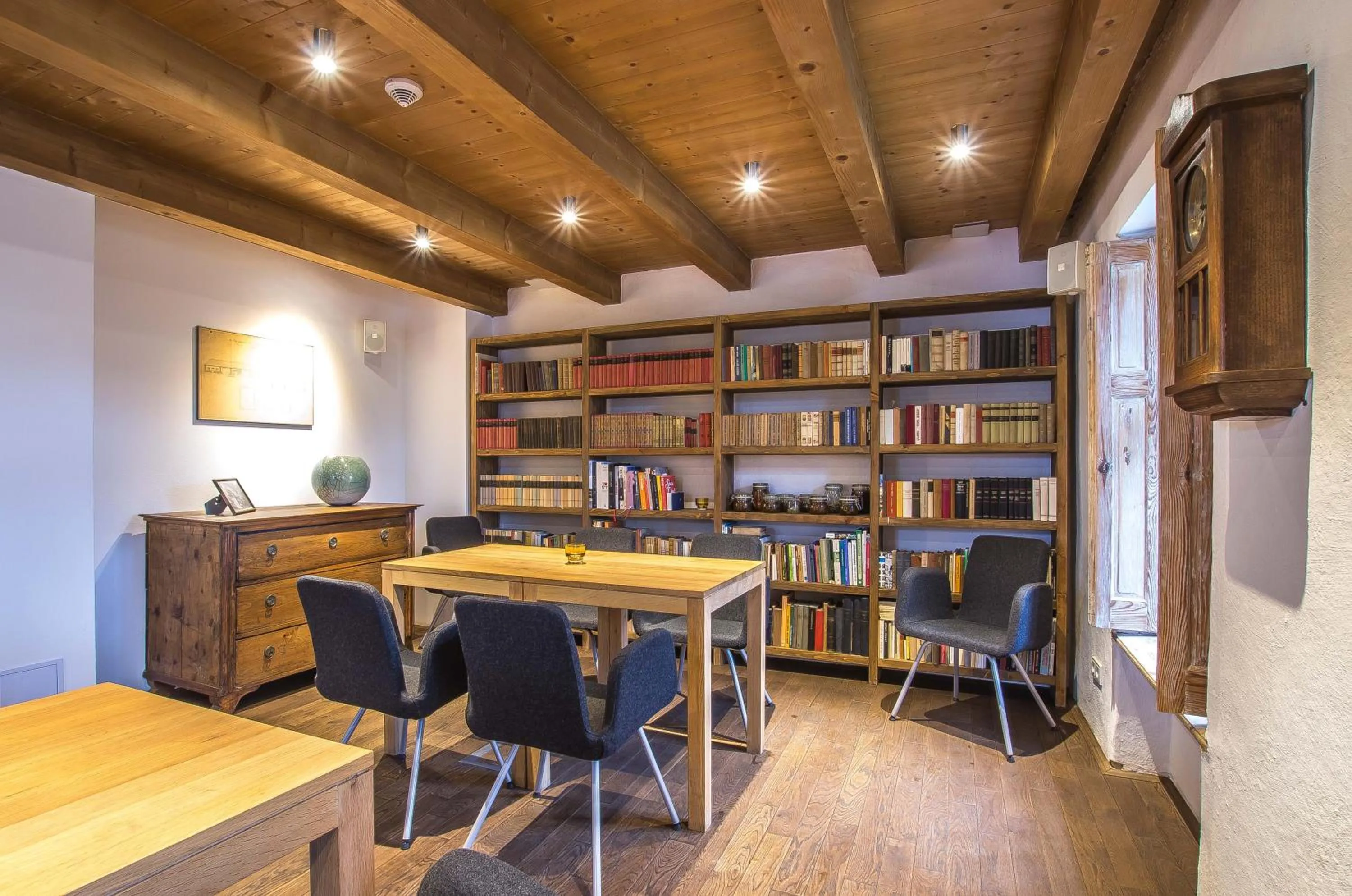 Restaurant/places to eat in Almalomb Apartman