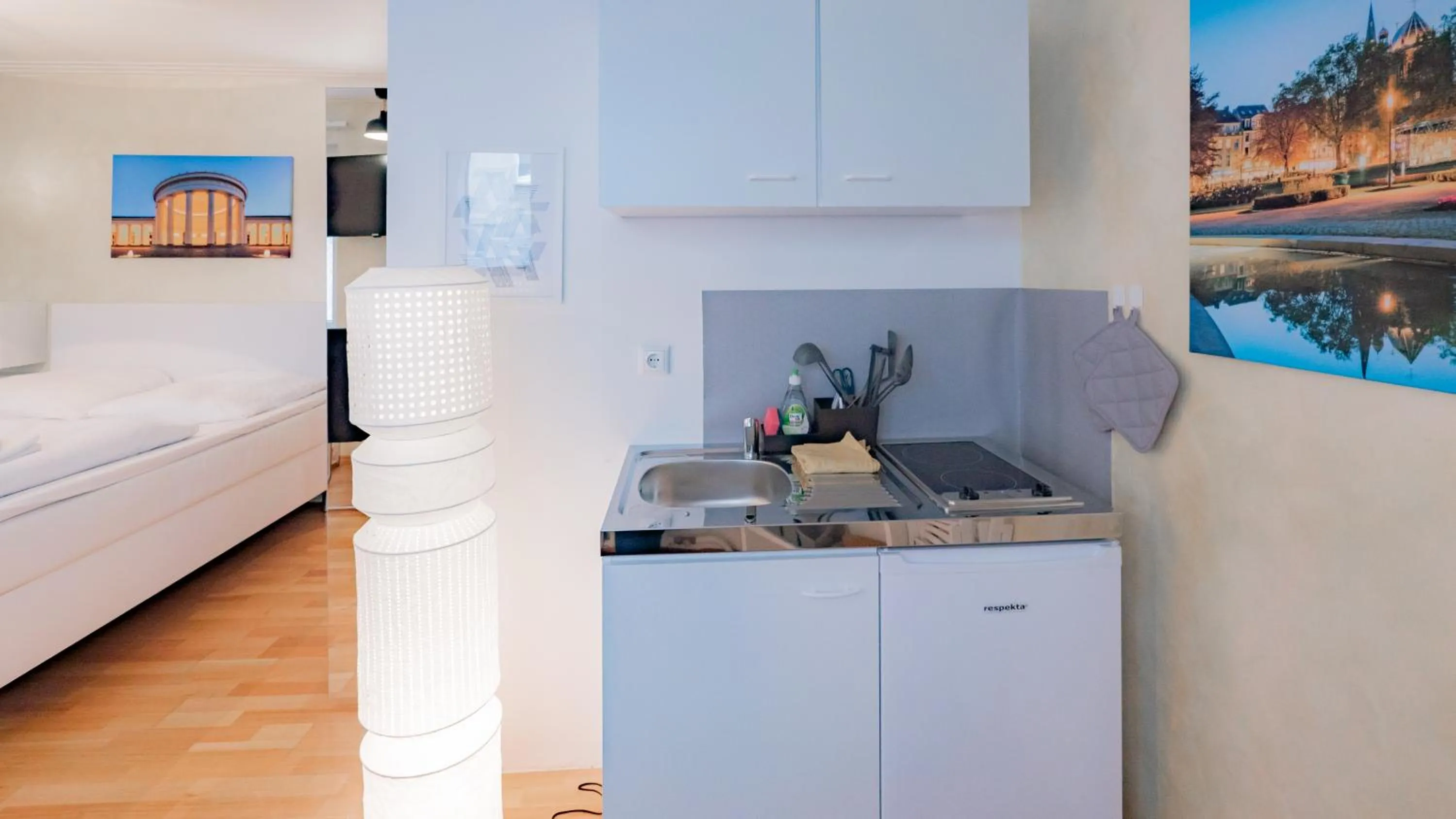 Kitchen or kitchenette, Bed in Relax Aachener Boardinghouse Appartements Premium 1