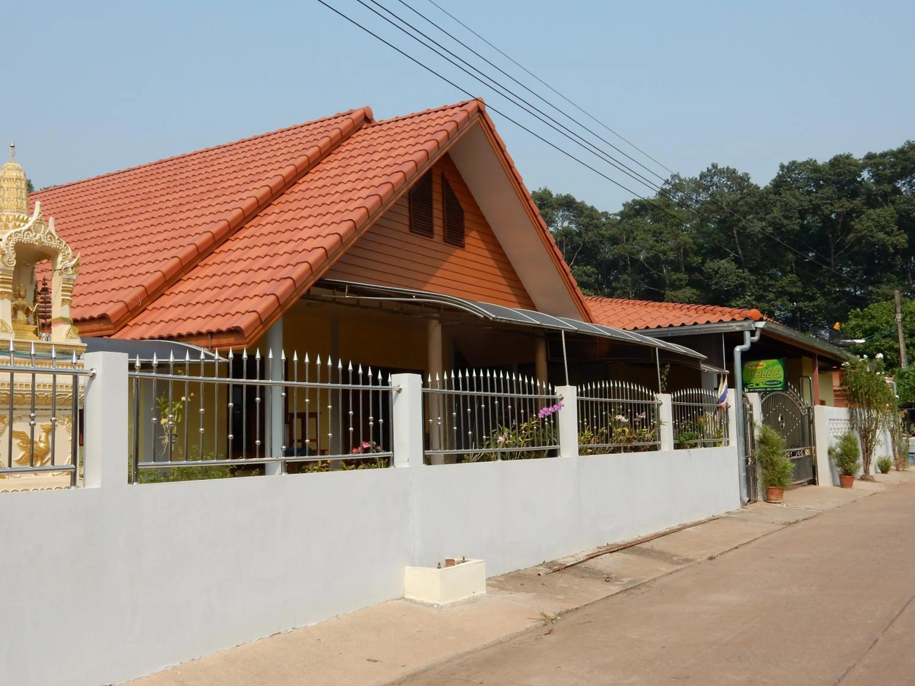 Facade/entrance in Malee Resort