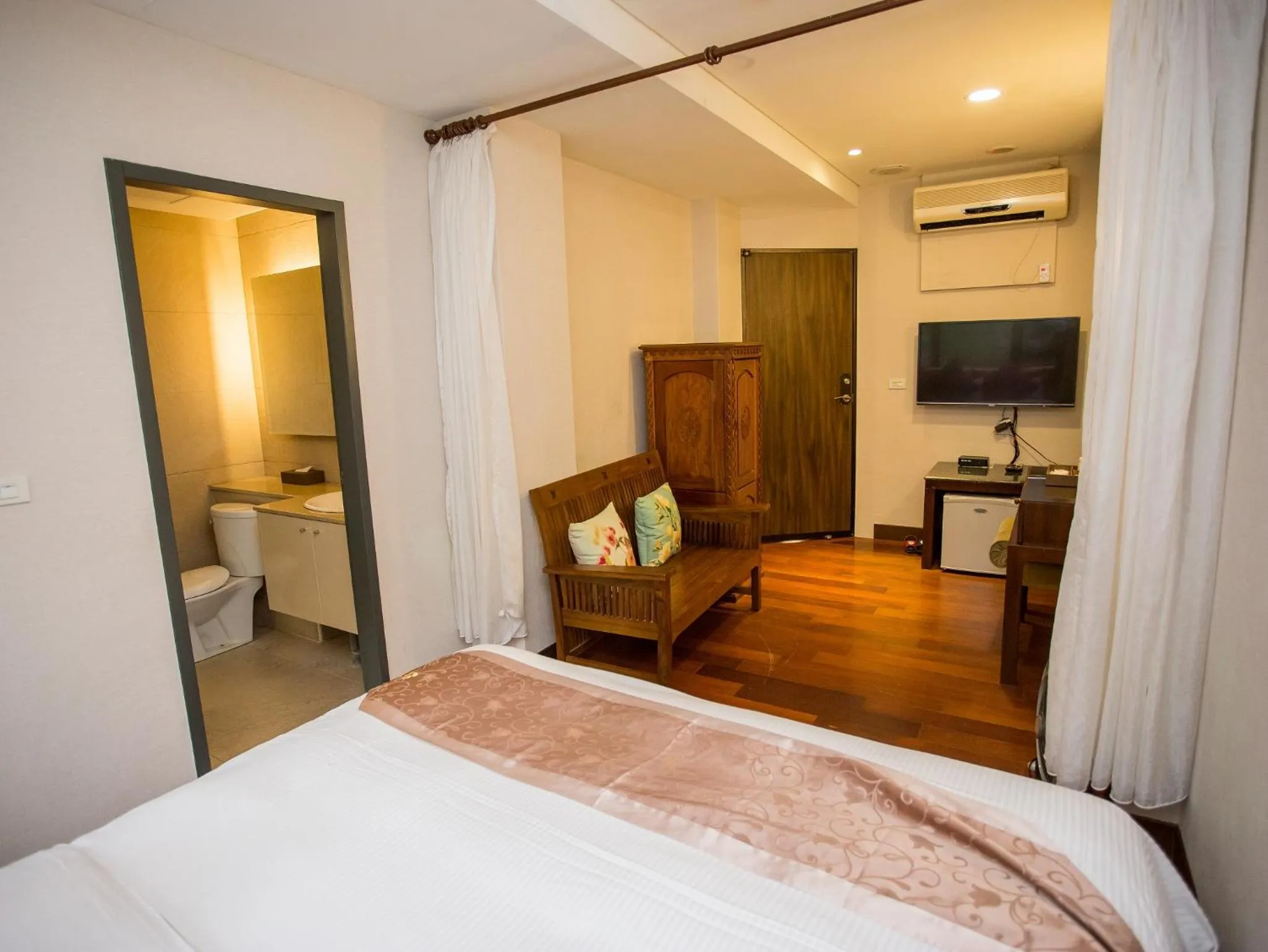 Photo of the whole room, Bed in Mei Jia Mei Hotel