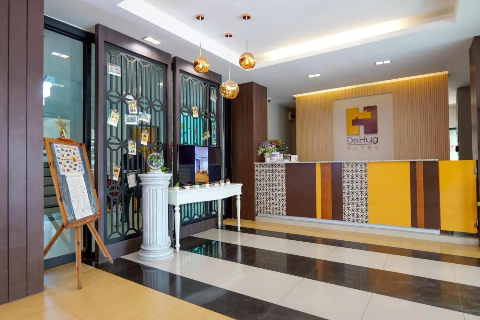 Lobby or reception in De Hug Hotel & Residence