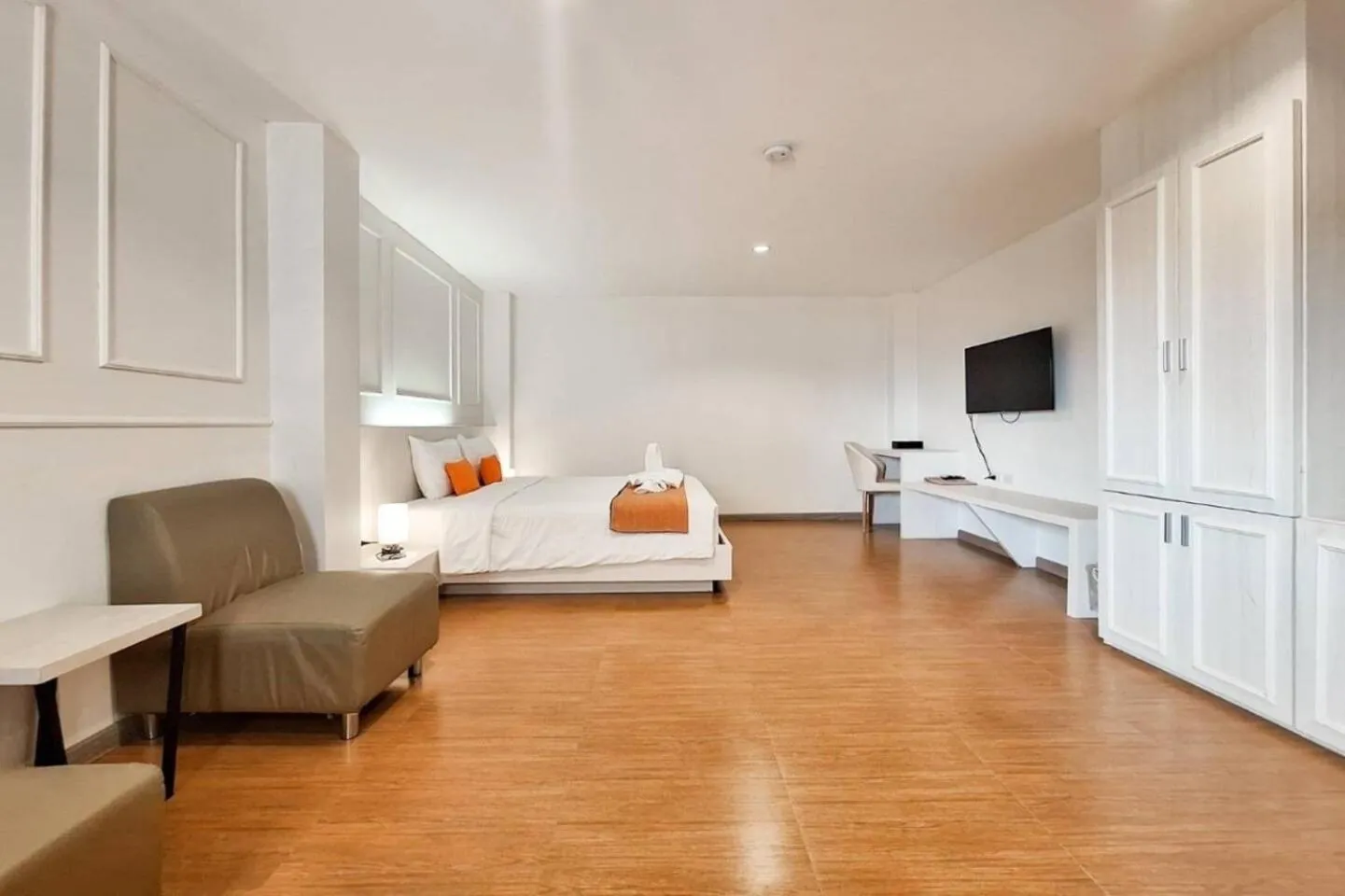 Communal lounge/ TV room, Bed in De Hug Hotel & Residence