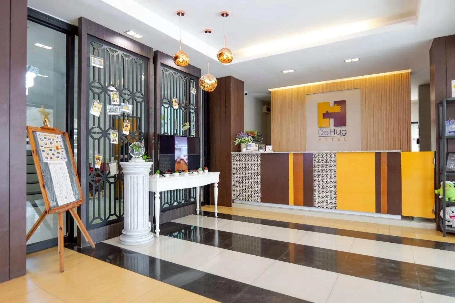 Lobby or reception in De Hug Hotel & Residence