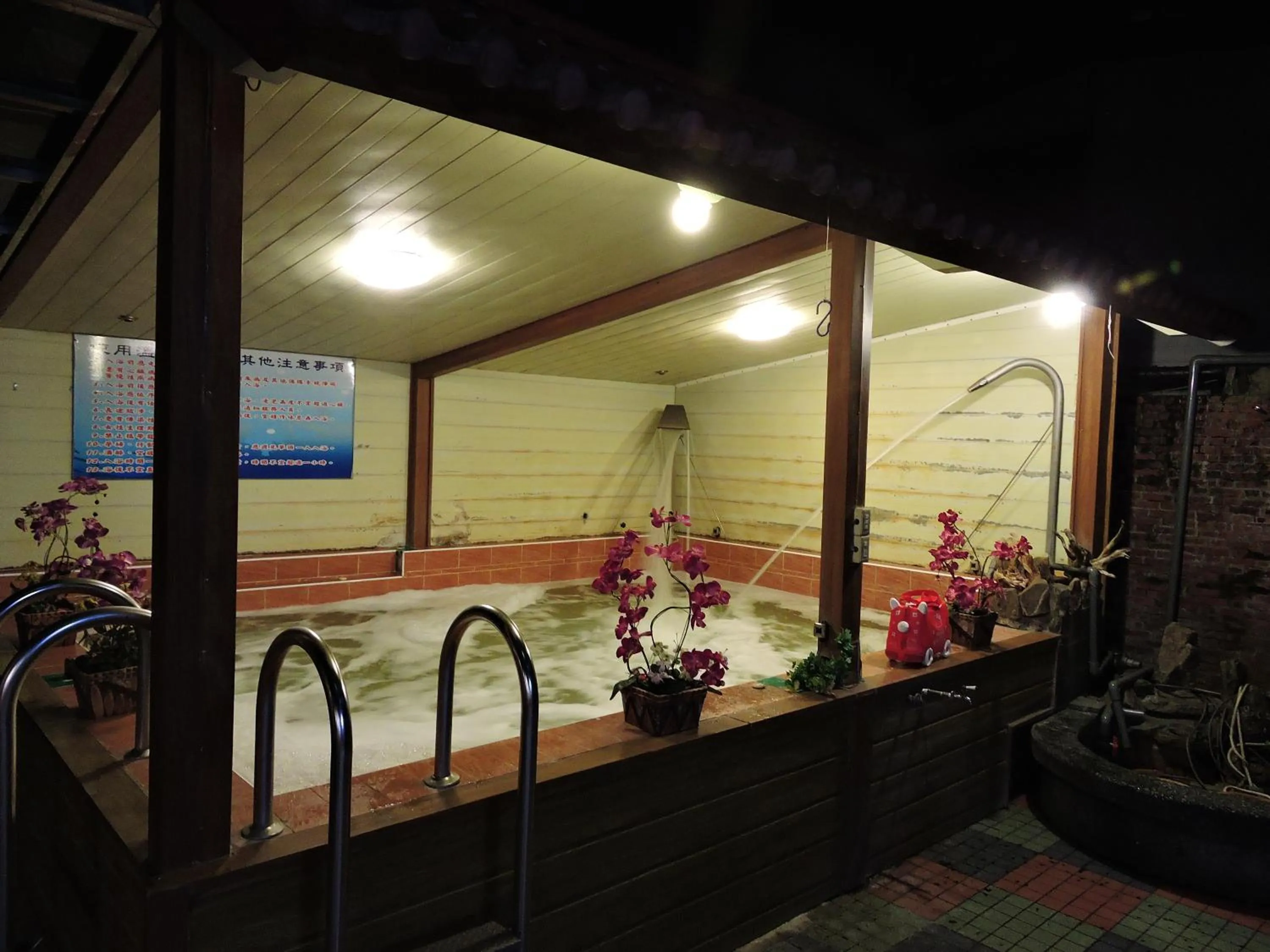 Longchi Hot-Spring Hotel
