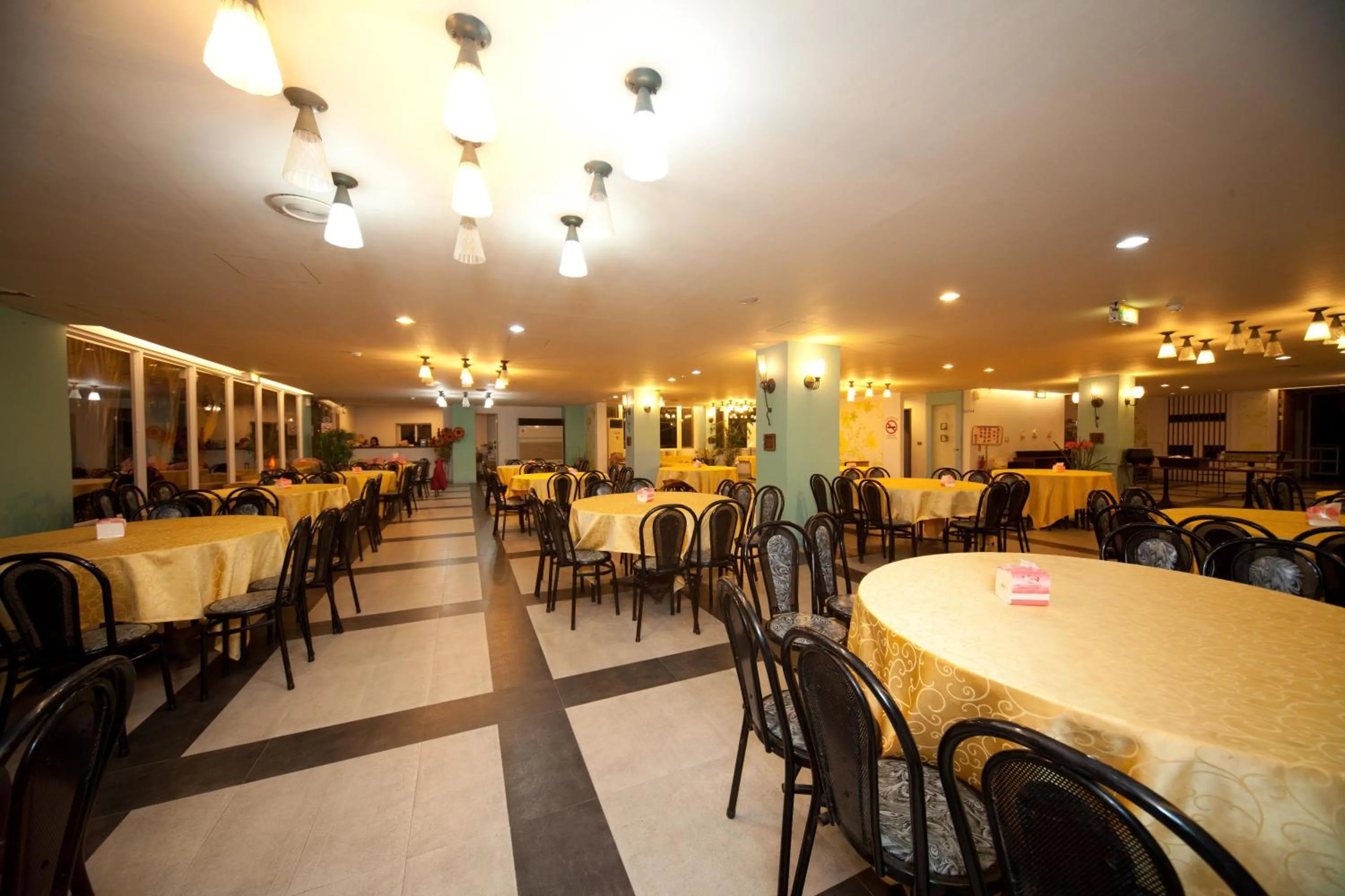 Restaurant/places to eat in Champagne Hotel