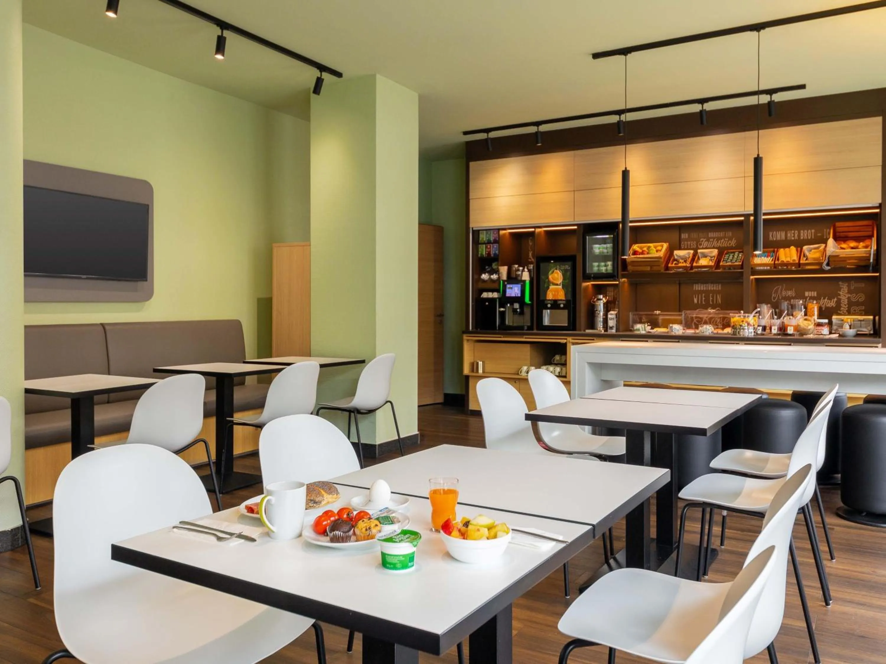 Photo of the whole room in B&B Hotel Düsseldorf City-Süd