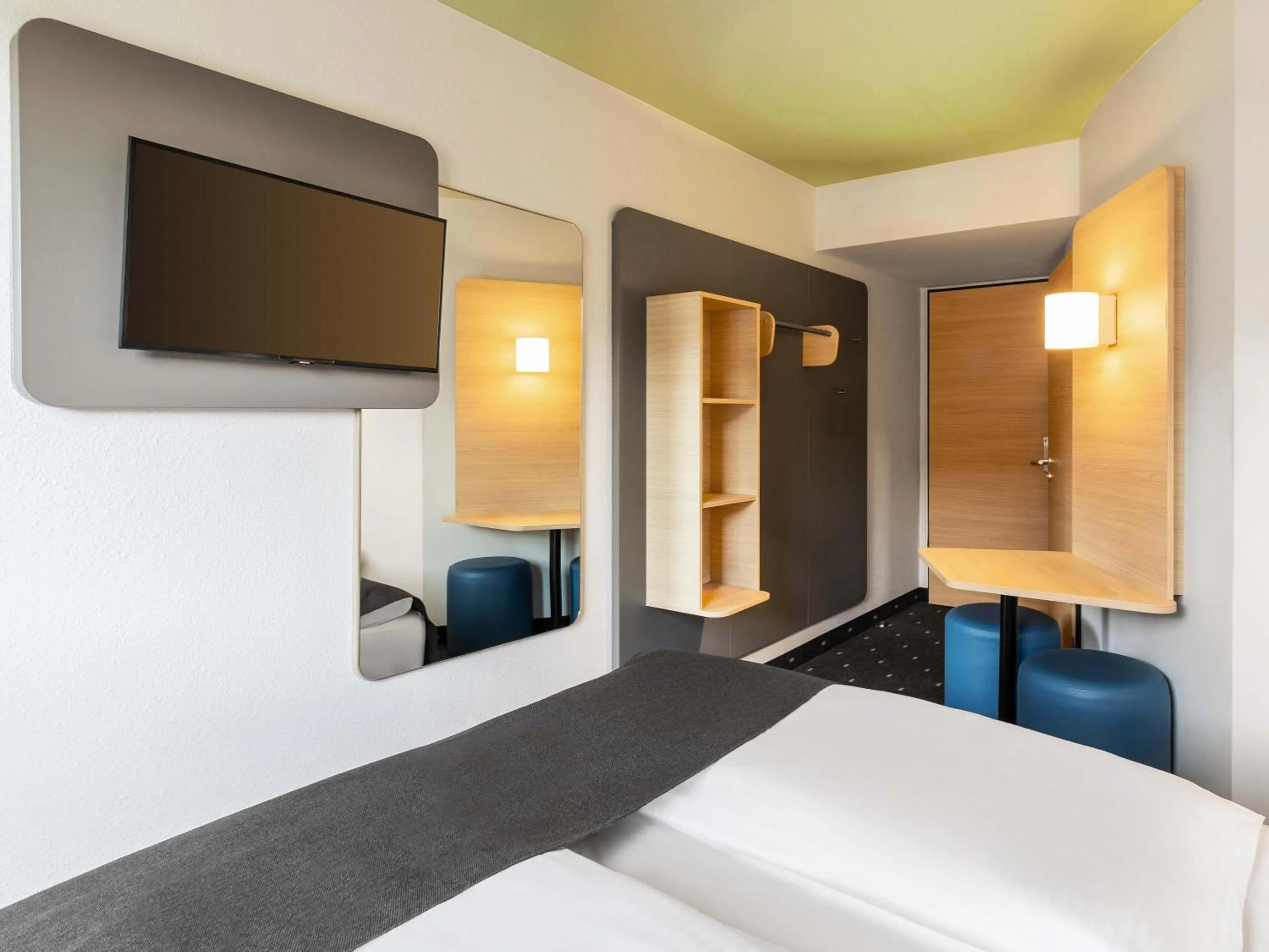 Photo of the whole room, Bed in B&B Hotel Düsseldorf City-Süd