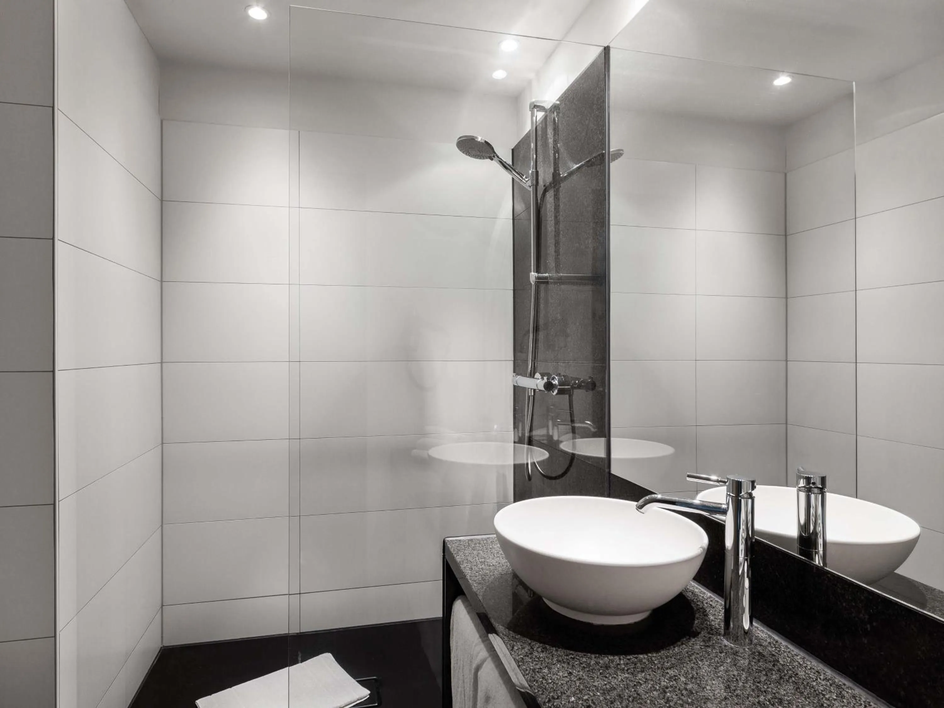 Shower in B&B Hotel Düsseldorf City-Süd