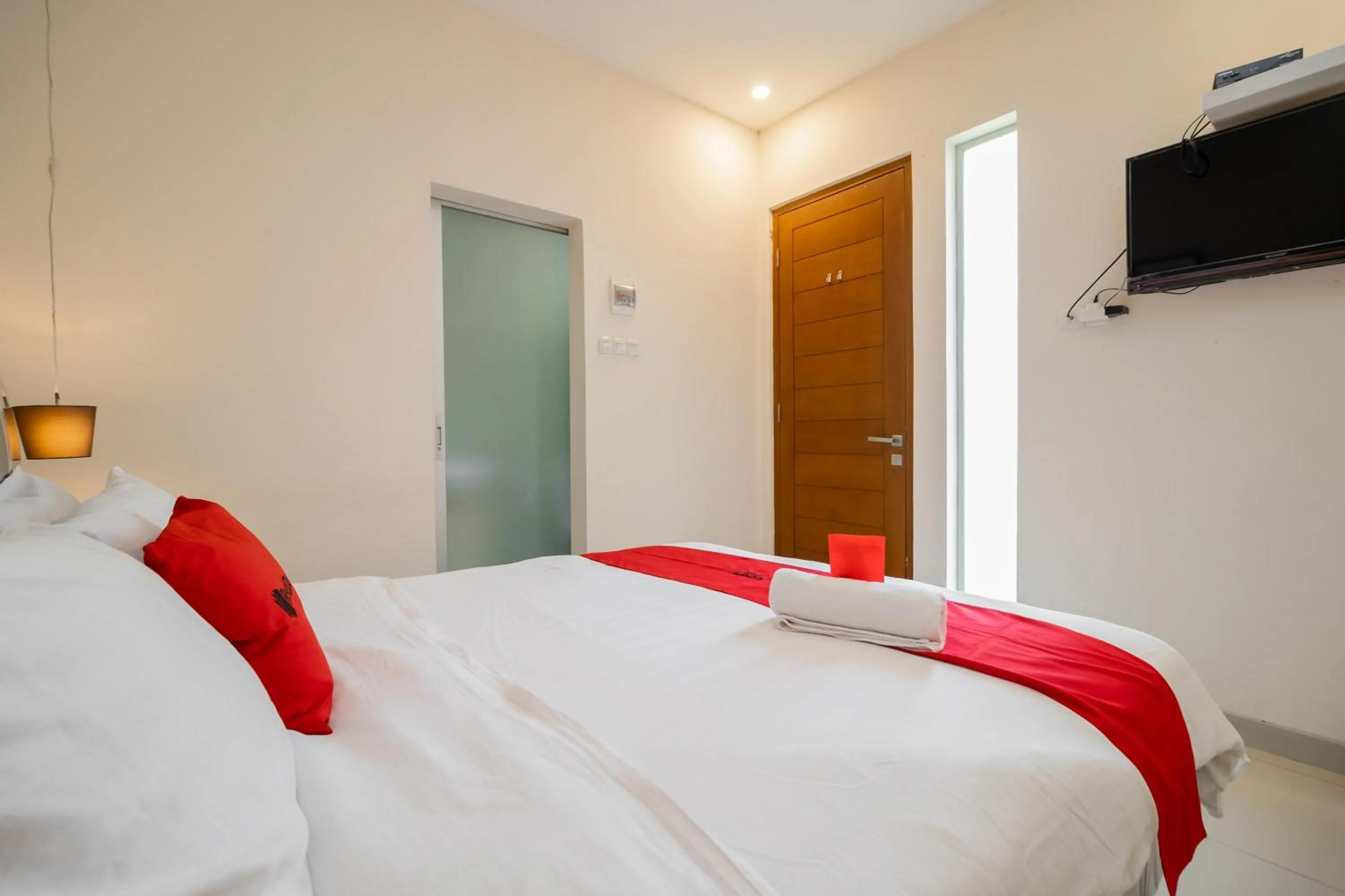 Bed in RedDoorz near Transmart Kalimalang