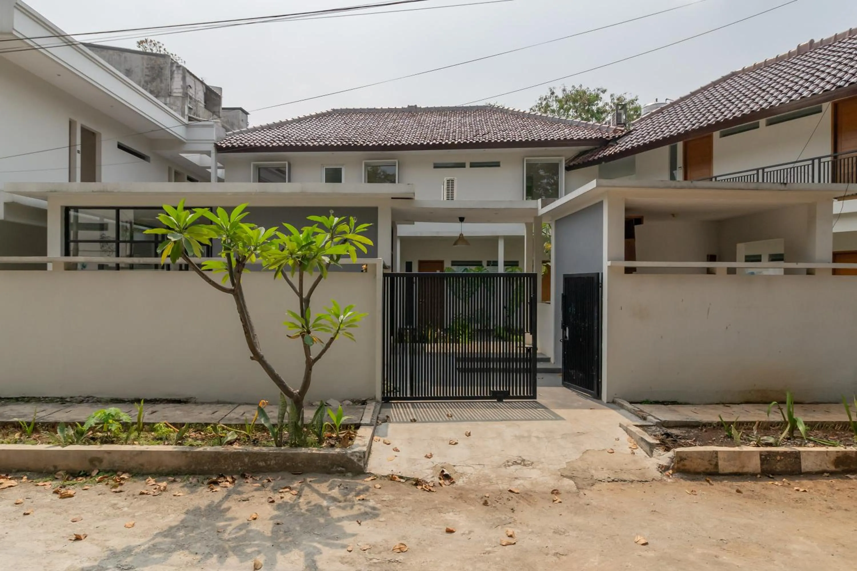 Property building in RedDoorz near Transmart Kalimalang