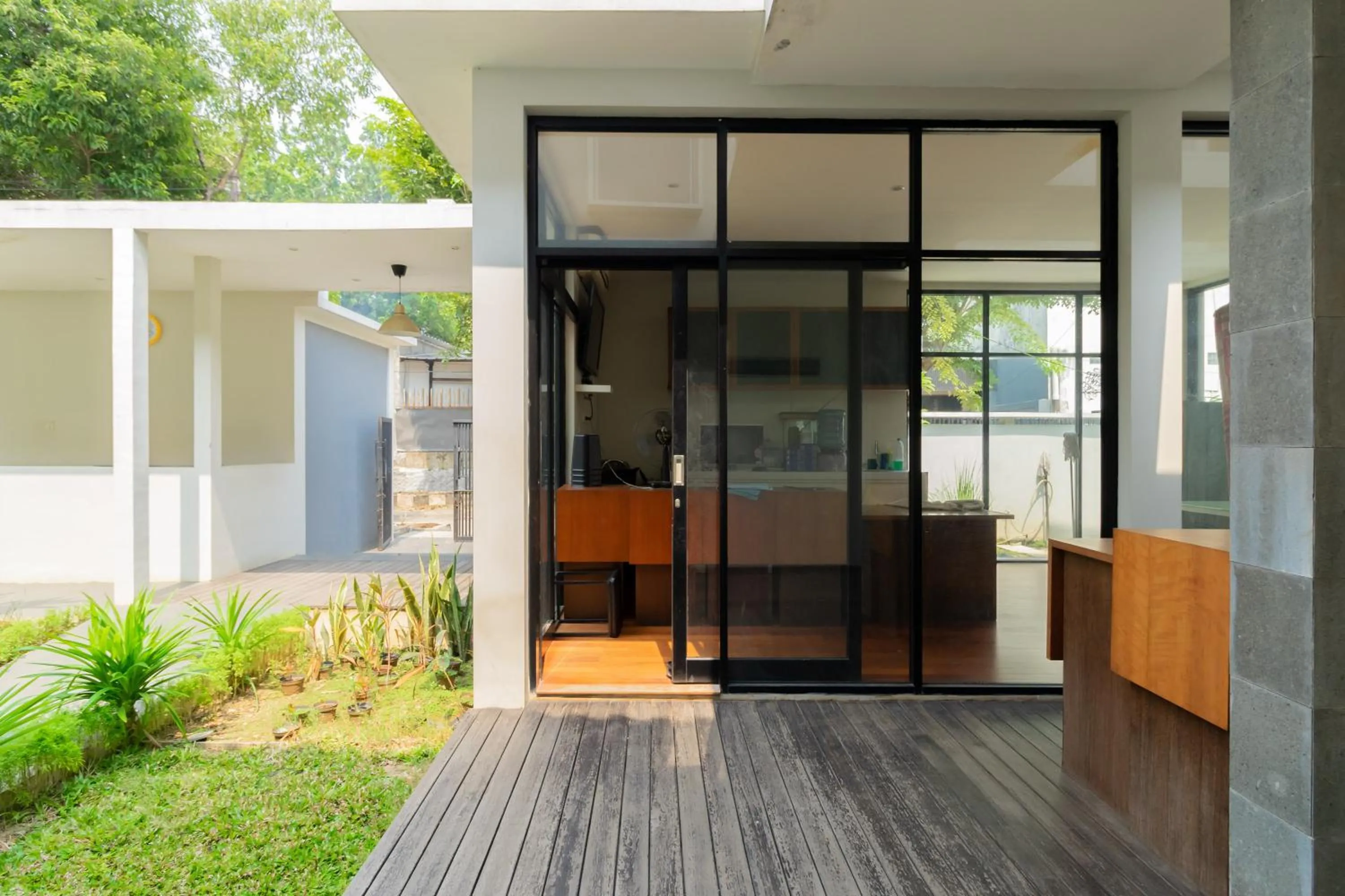 Property building in RedDoorz near Transmart Kalimalang