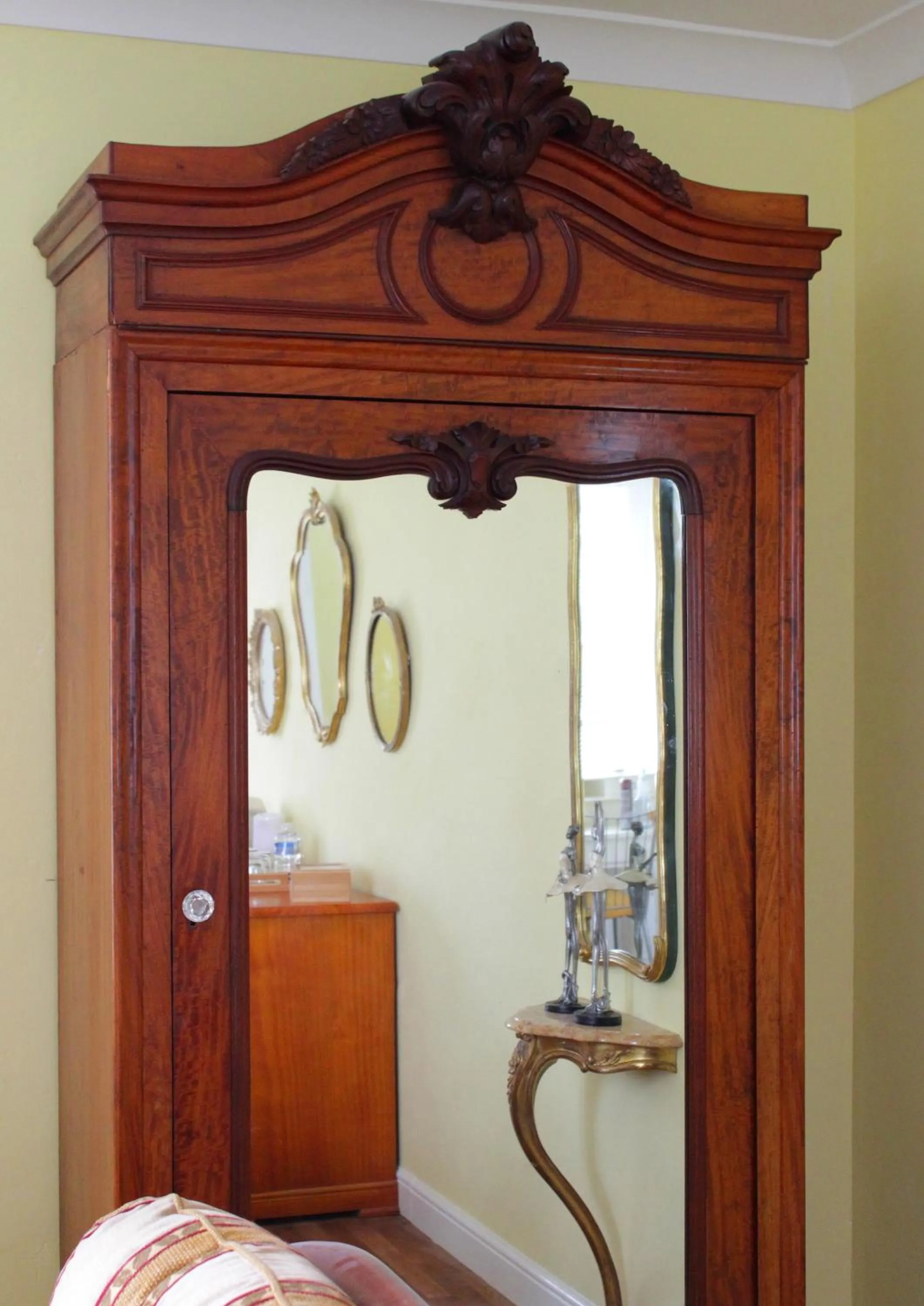 Decorative detail, Bed in Le Potier Jovial