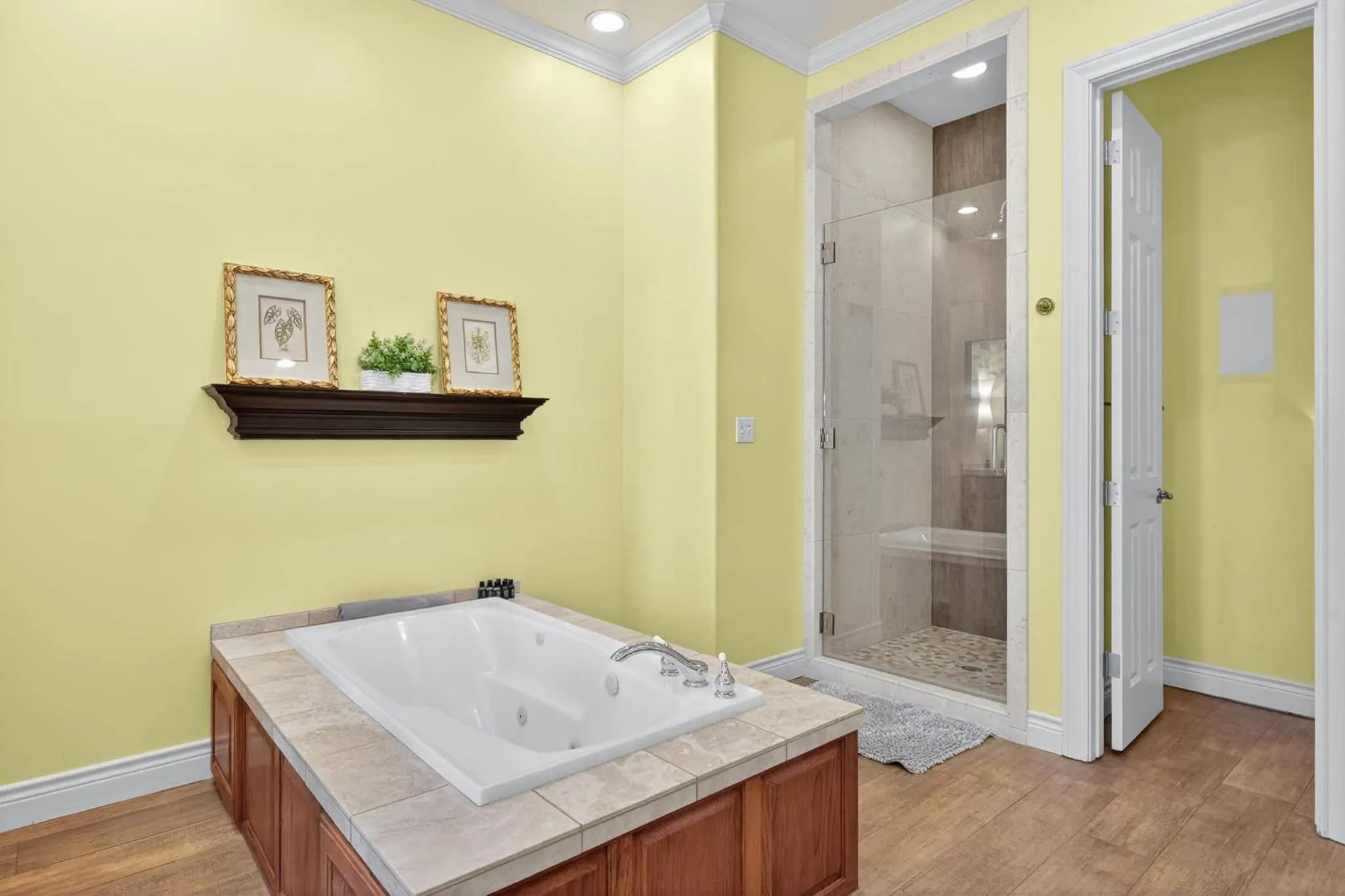 Luxury Golf Course Private Retreat with Heated Swimming Pool