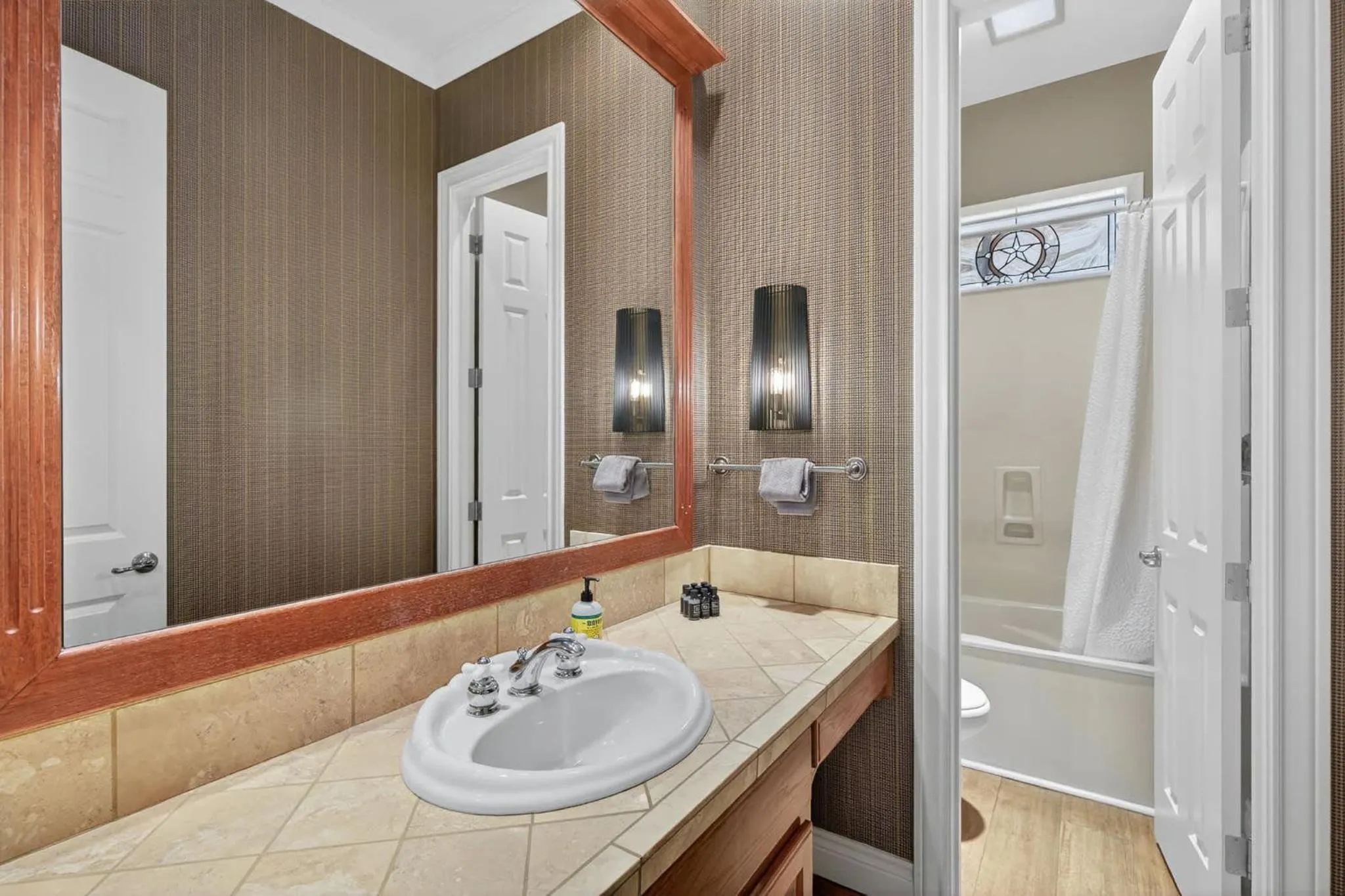 Luxury Golf Course Private Retreat with Heated Swimming Pool