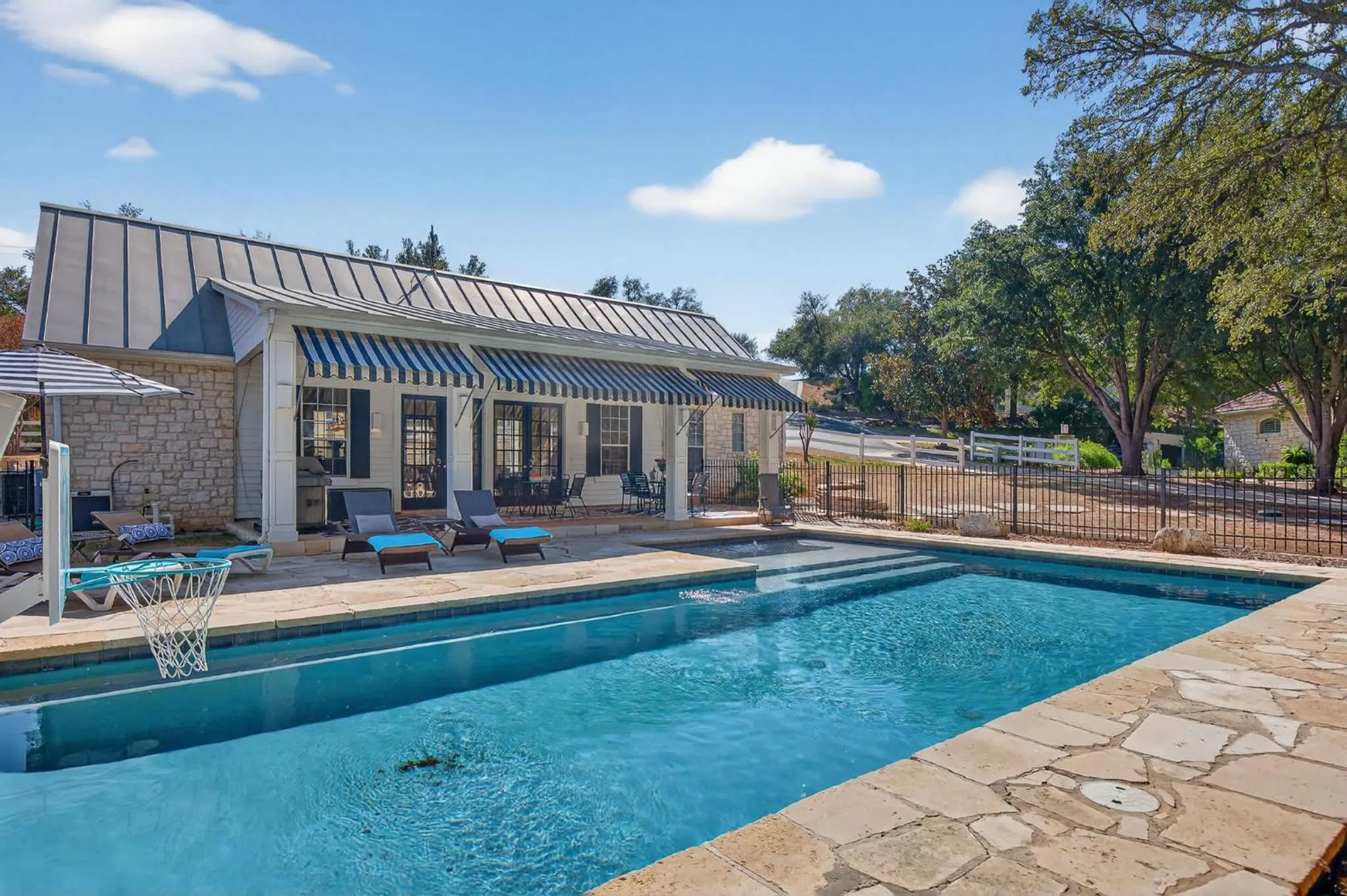 Luxury Golf Course Private Retreat with Heated Swimming Pool