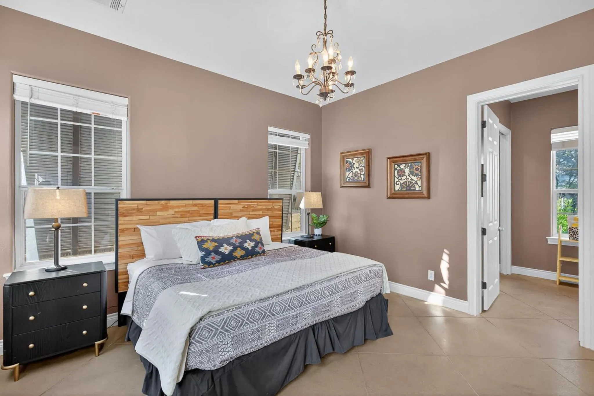 Bed in Luxury Golf Course Private Retreat with Heated Swimming Pool