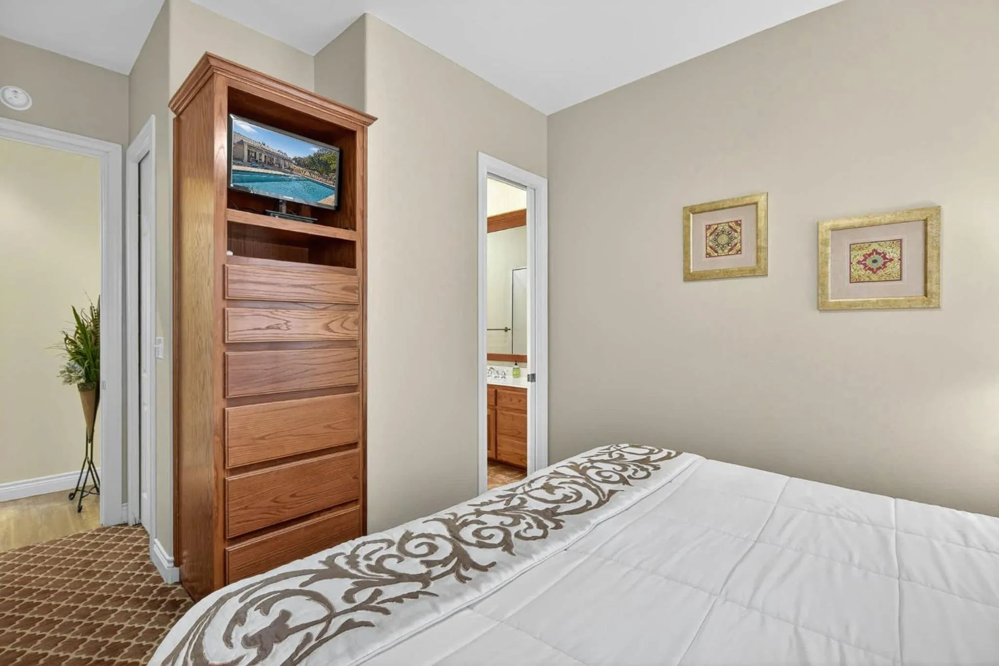 Bed in Luxury Golf Course Private Retreat with Heated Swimming Pool