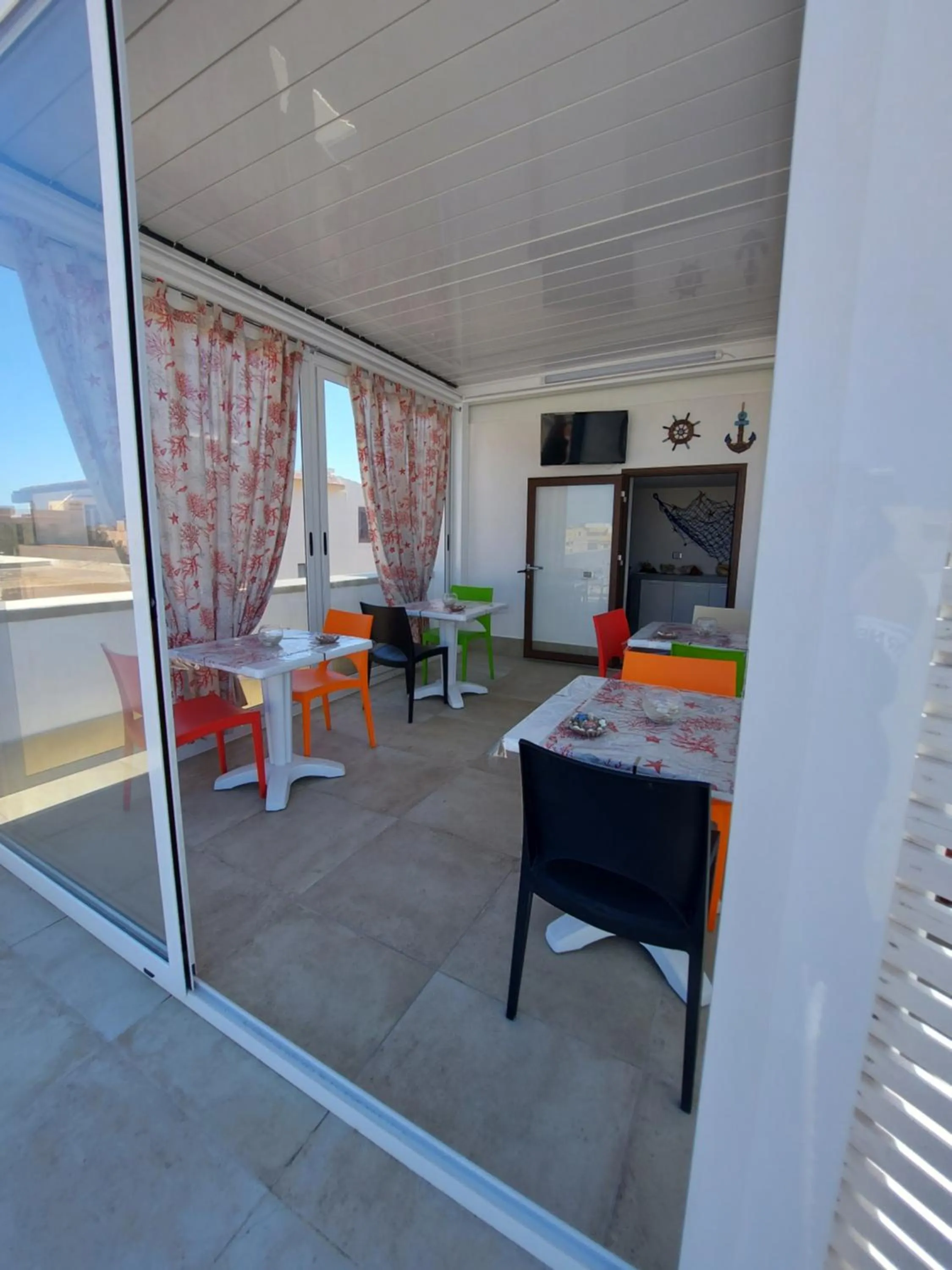 Communal lounge/ TV room in B&B La Casa di Pino