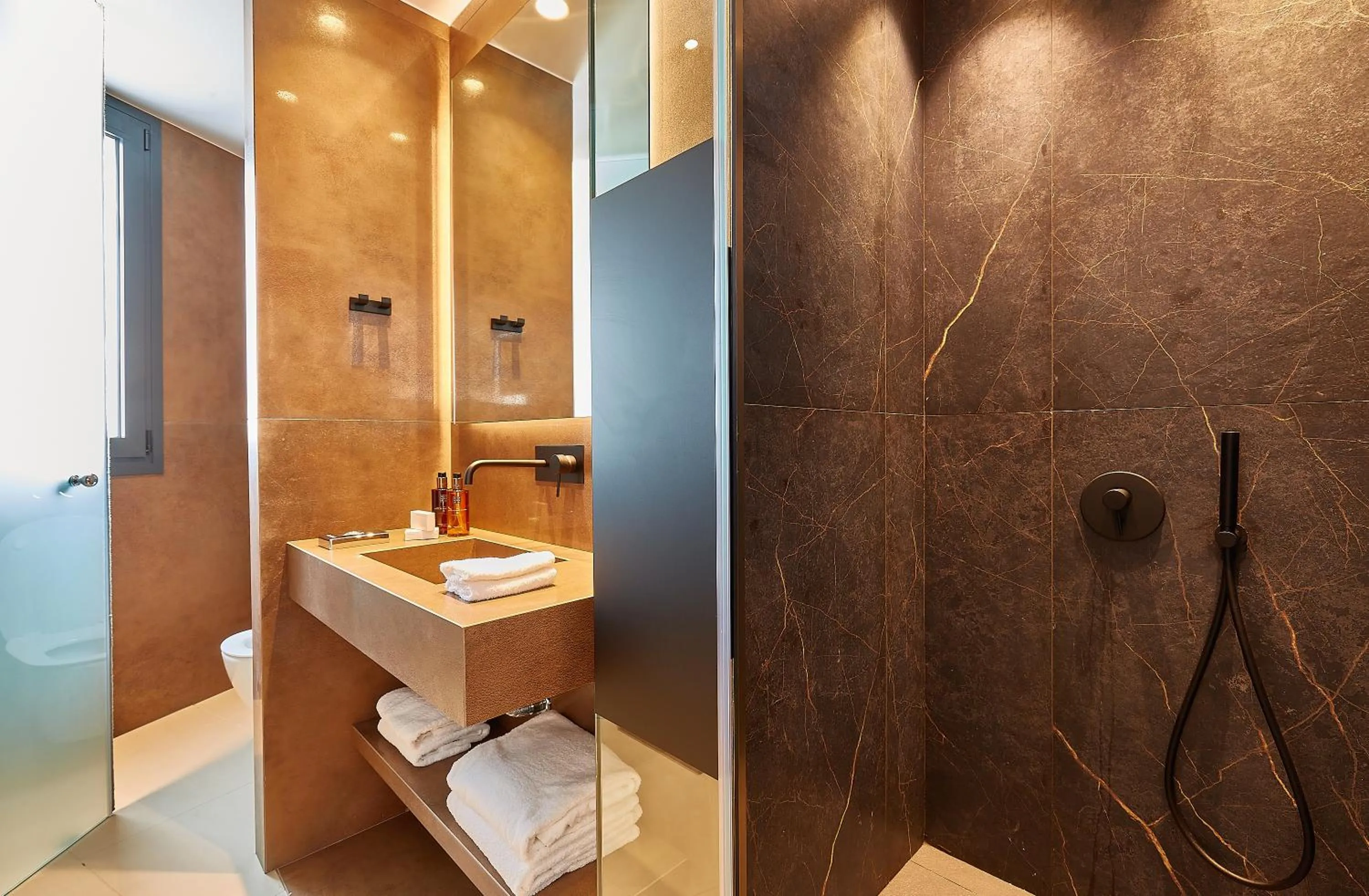 Bathroom in City Lion by Semavί