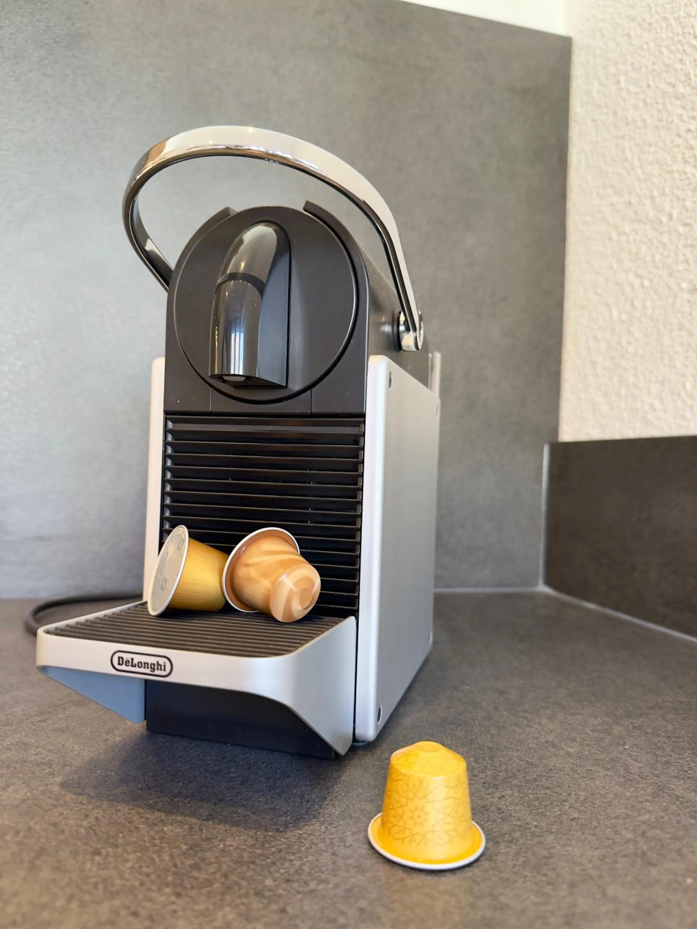 Coffee/tea facilities in Living & Serviced Apartments by Blauer Wolf