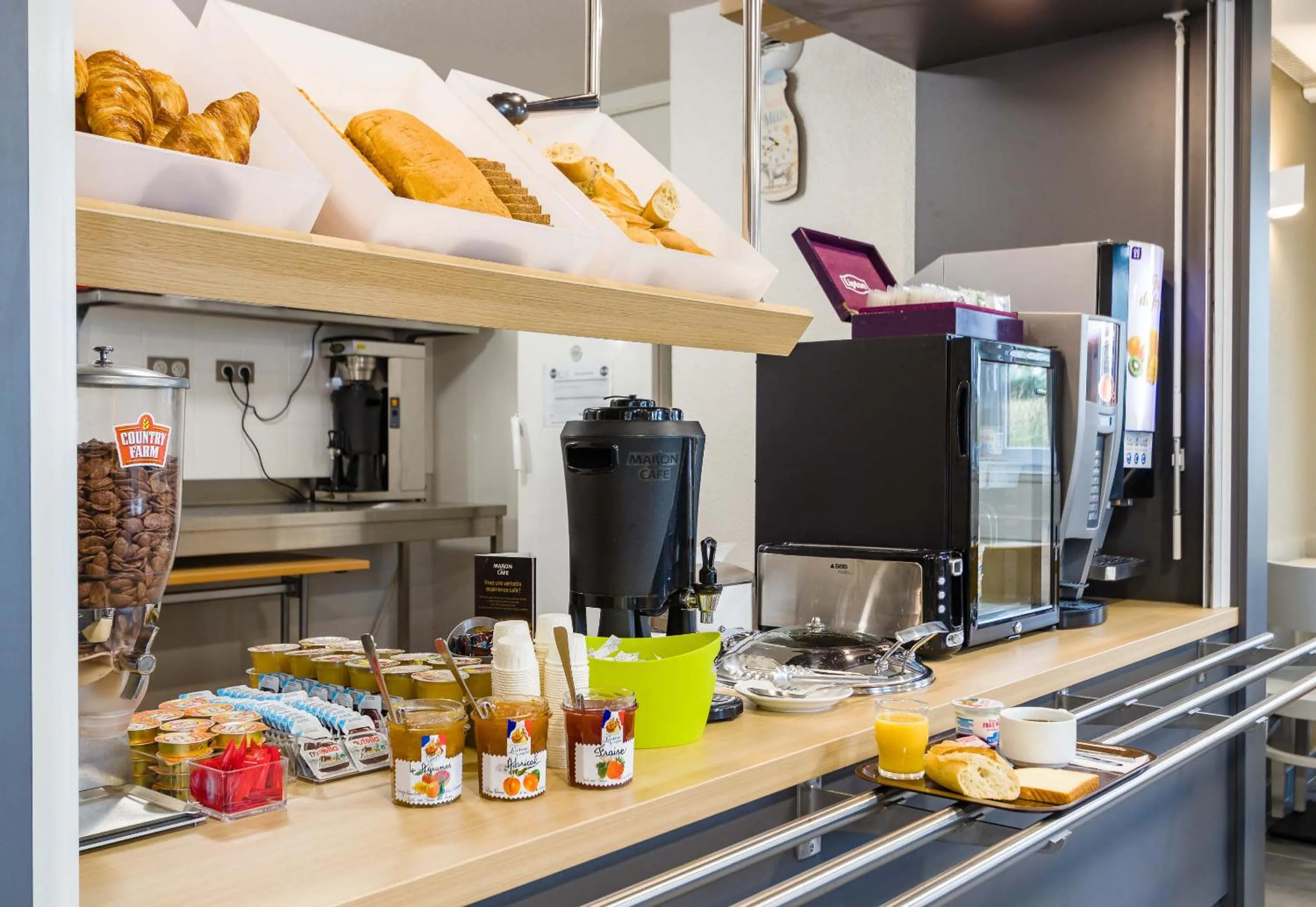 Buffet breakfast in B&B HOTEL Tours Nord 2 La petite Arche