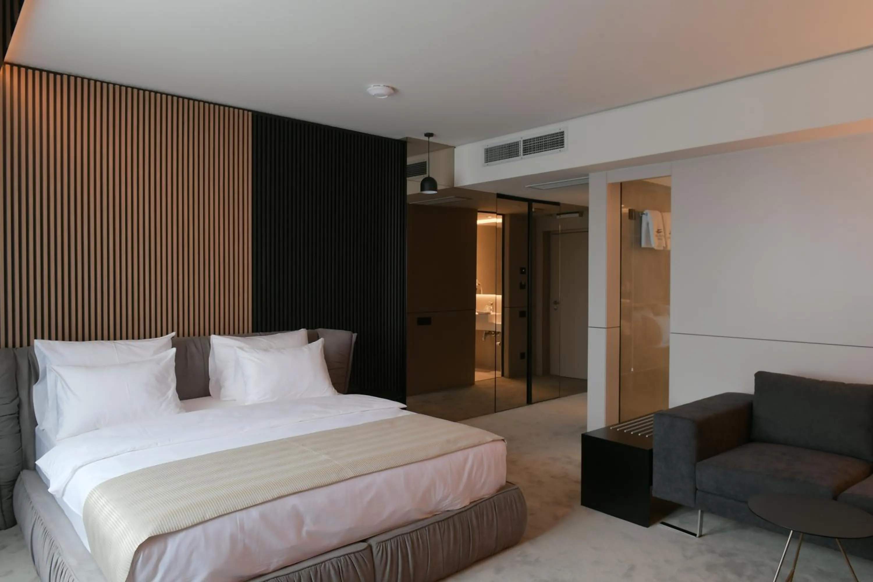 Photo of the whole room, Bed in Hotel Royal Putnik