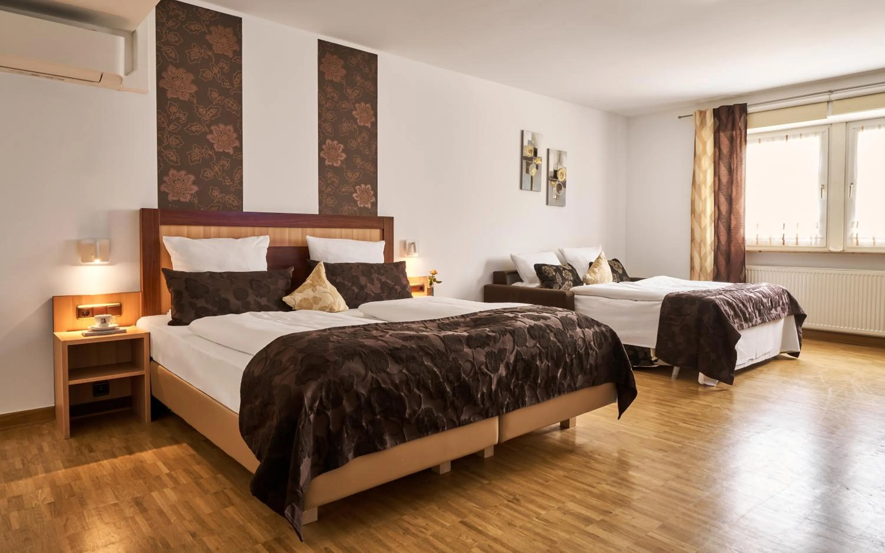 Photo of the whole room, Bed in Hotel Rappen Rothenburg ob der Tauber