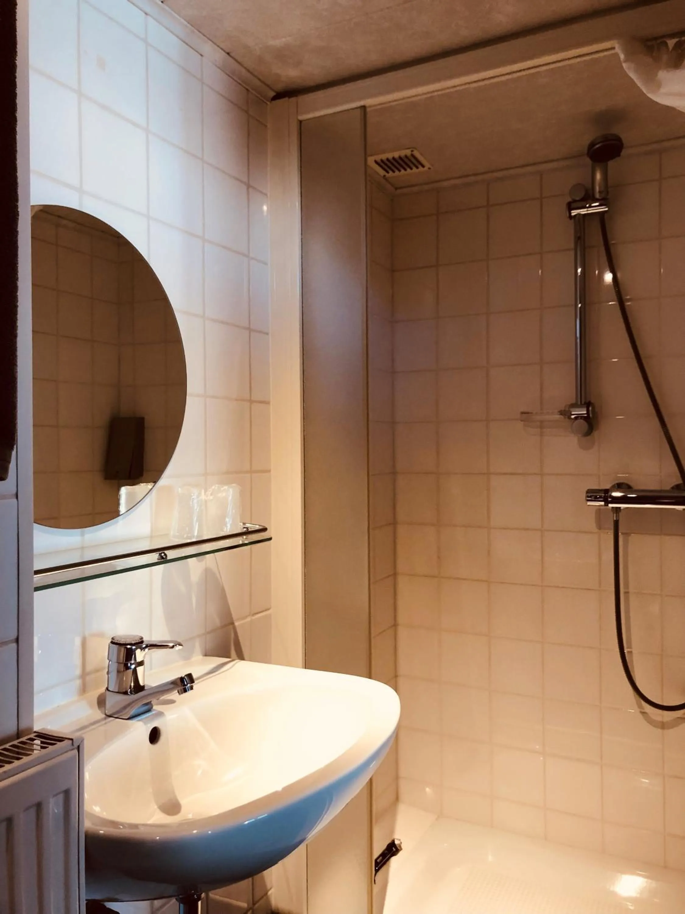 Shower in Appart Hotel Au Pied de Vigne