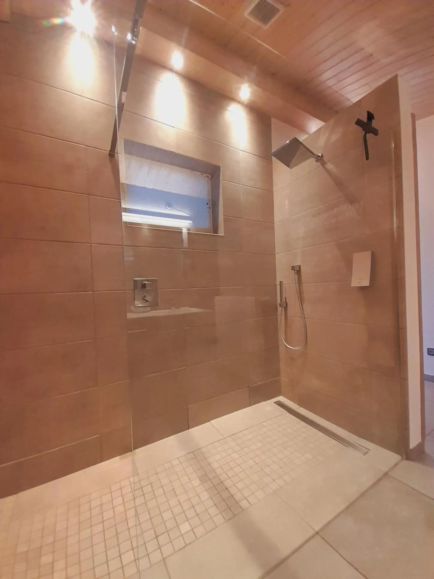 Shower in Appart Hotel Au Pied de Vigne