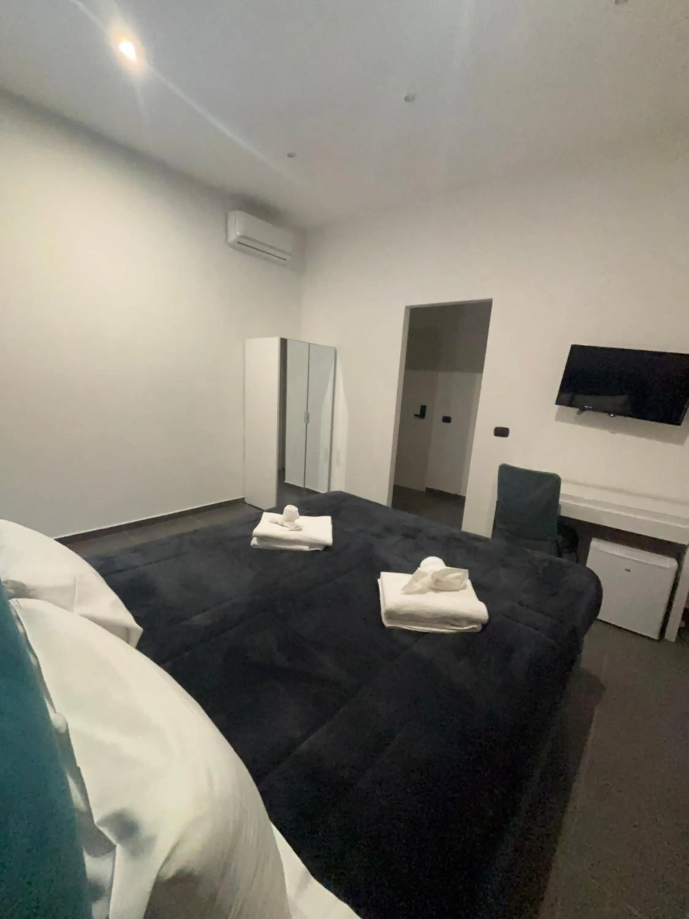 Photo of the whole room, Bed in Doria Suites Napoli