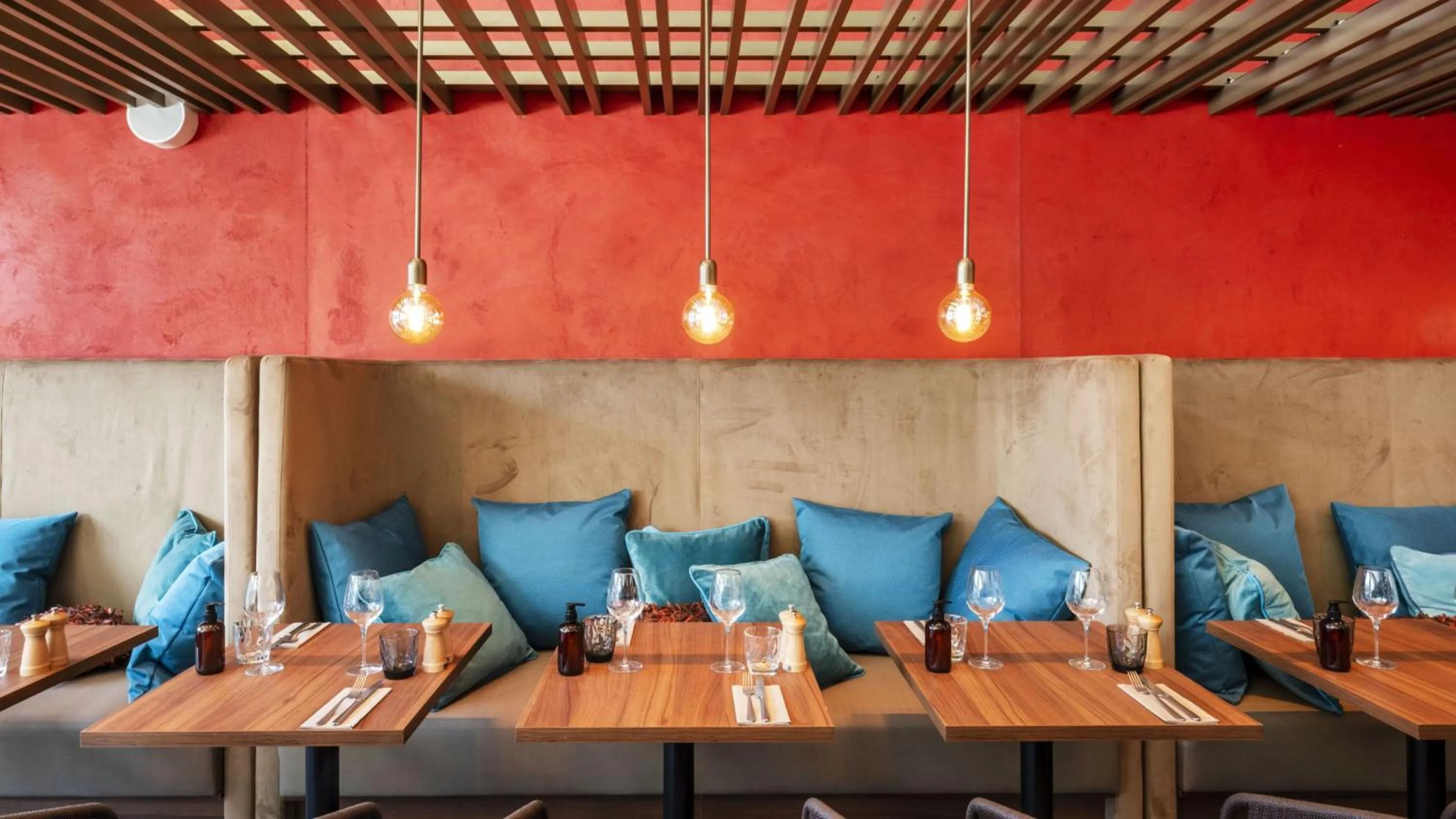 Restaurant/places to eat in Holiday Inn Express - Nice - Grand Arenas by IHG