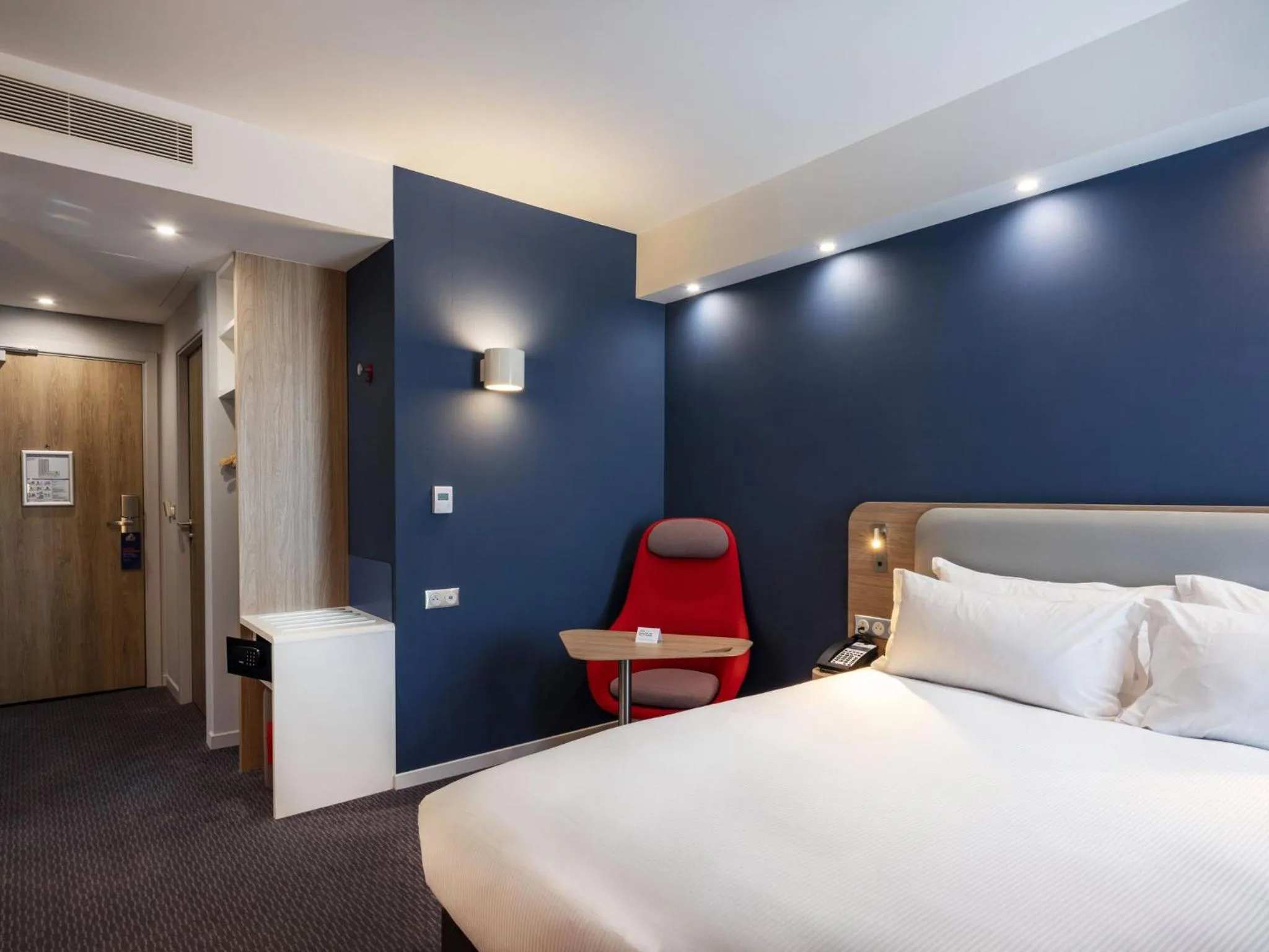Photo of the whole room, Bed in Holiday Inn Express - Nice - Grand Arenas by IHG
