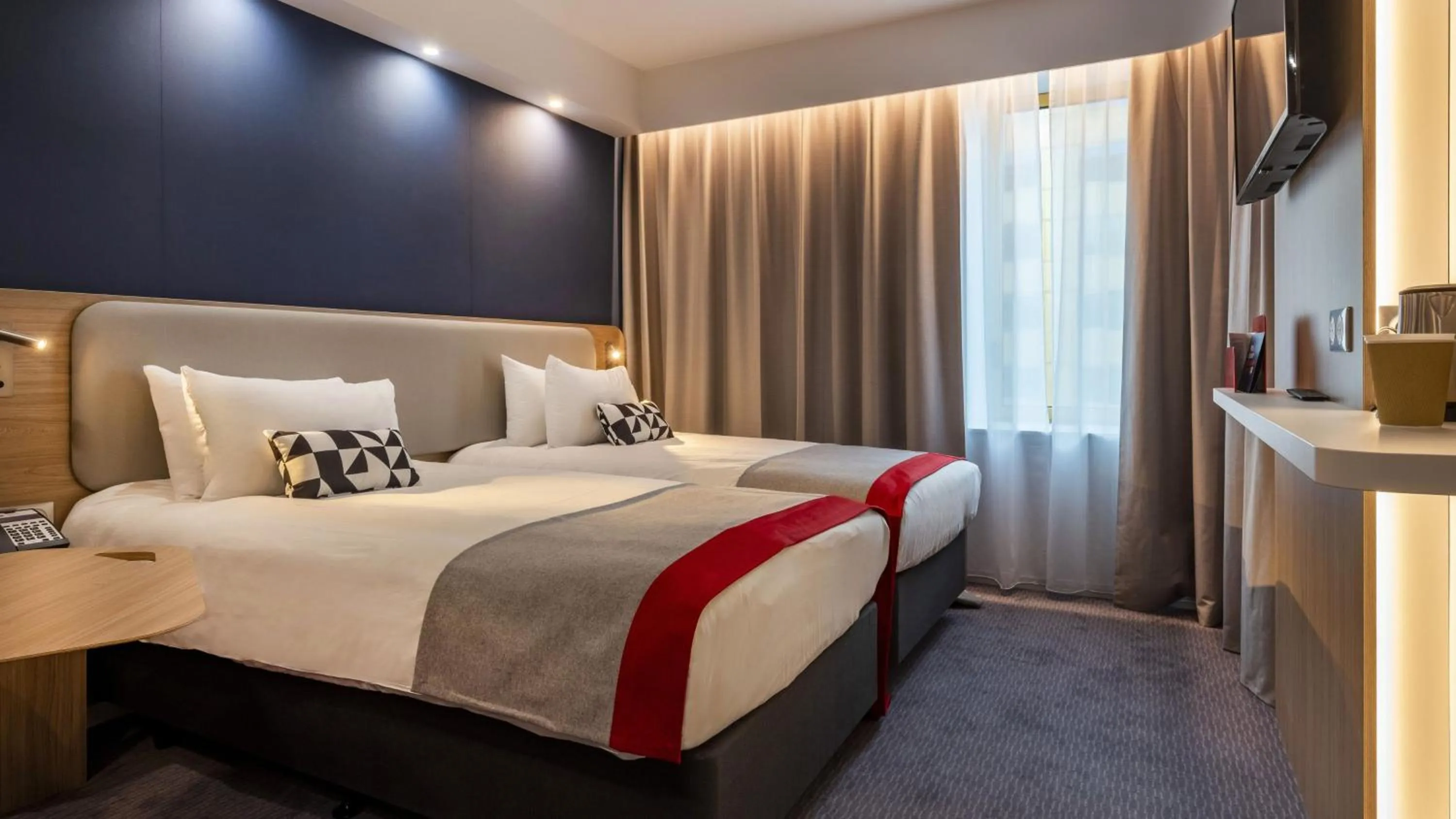 Photo of the whole room, Bed in Holiday Inn Express - Nice - Grand Arenas by IHG