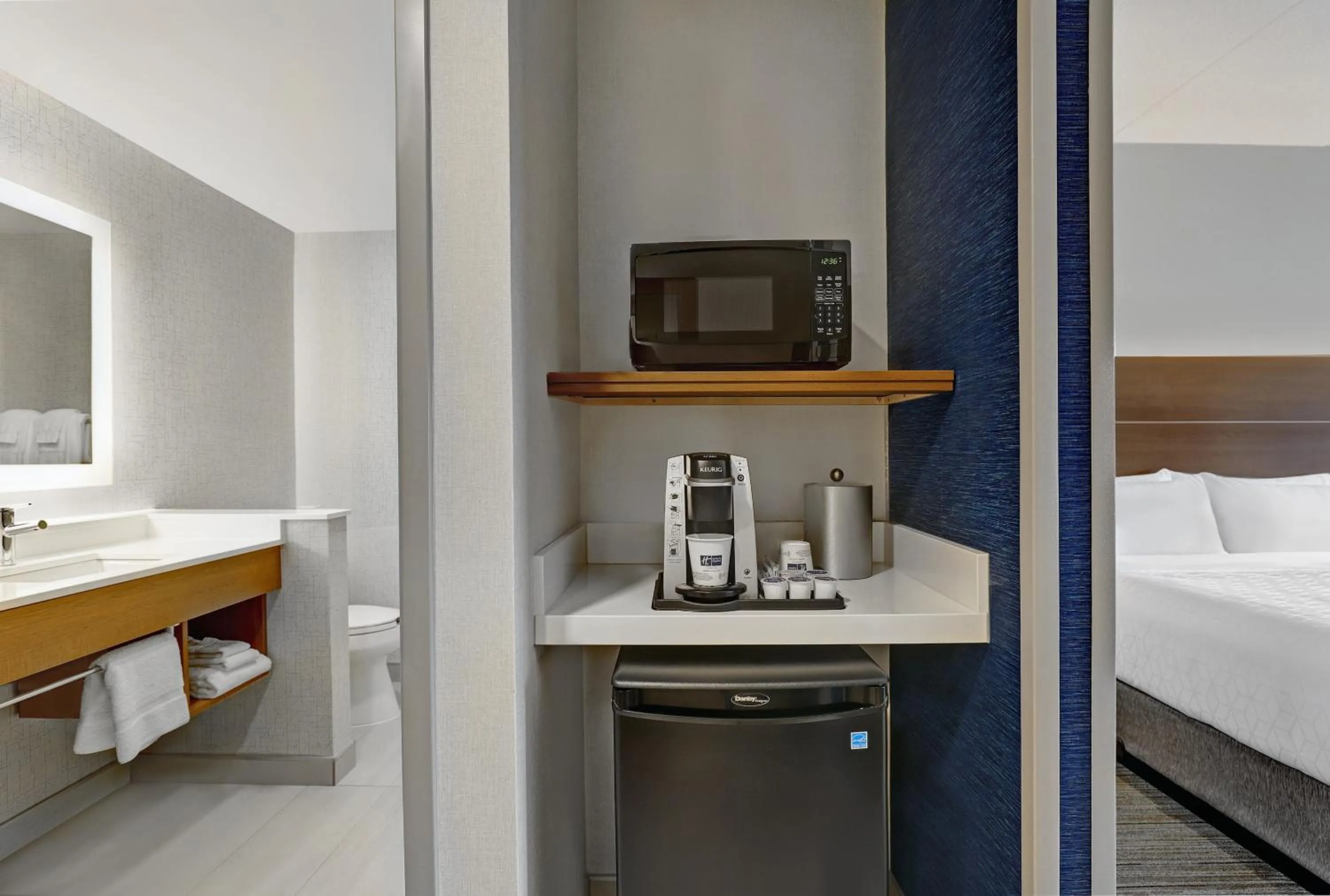 Coffee/tea facilities, Bed in Holiday Inn Express & Suites - Port Elgin