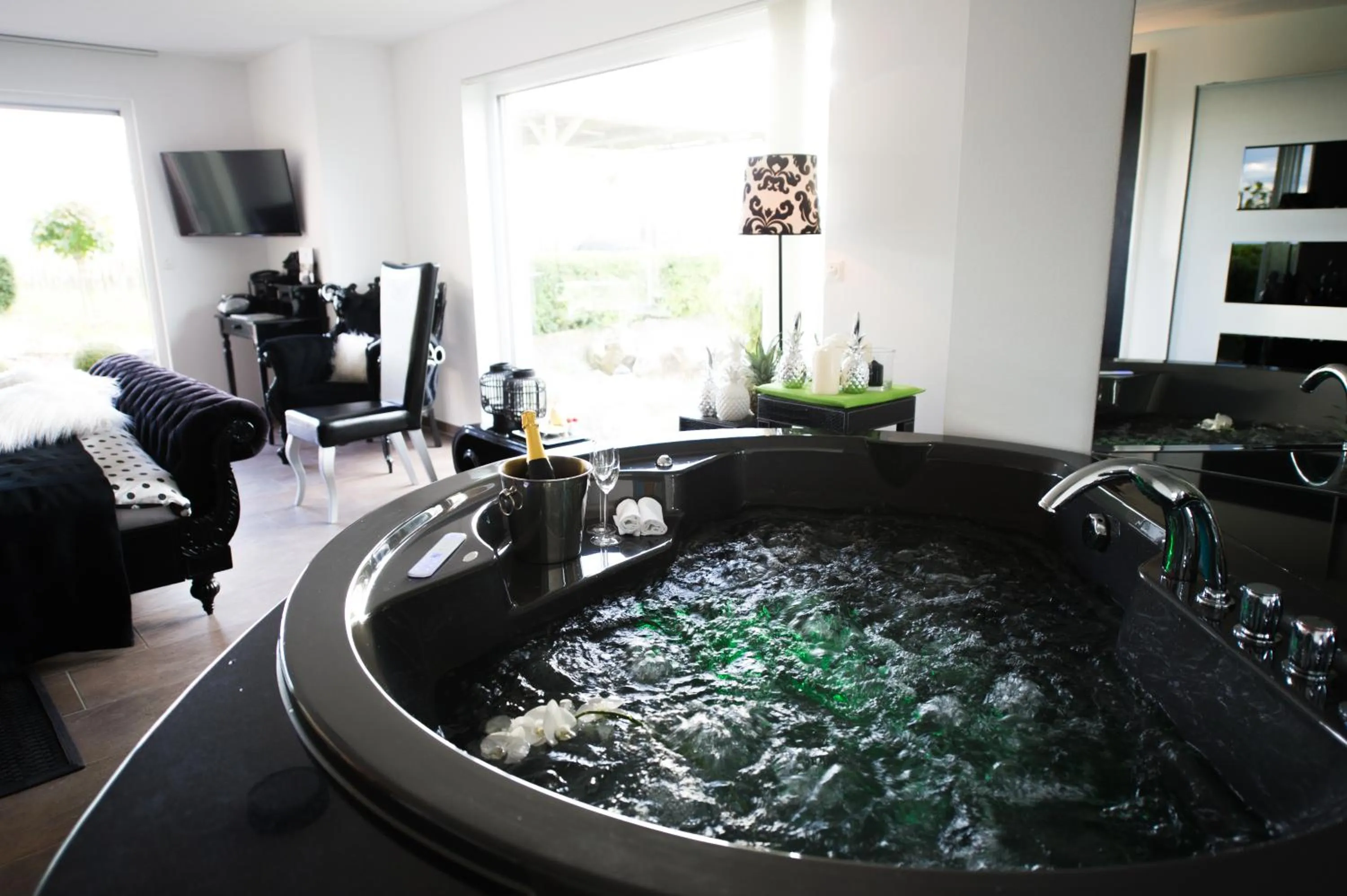 Pool view in Burgunderhof Bodensee - Adults only