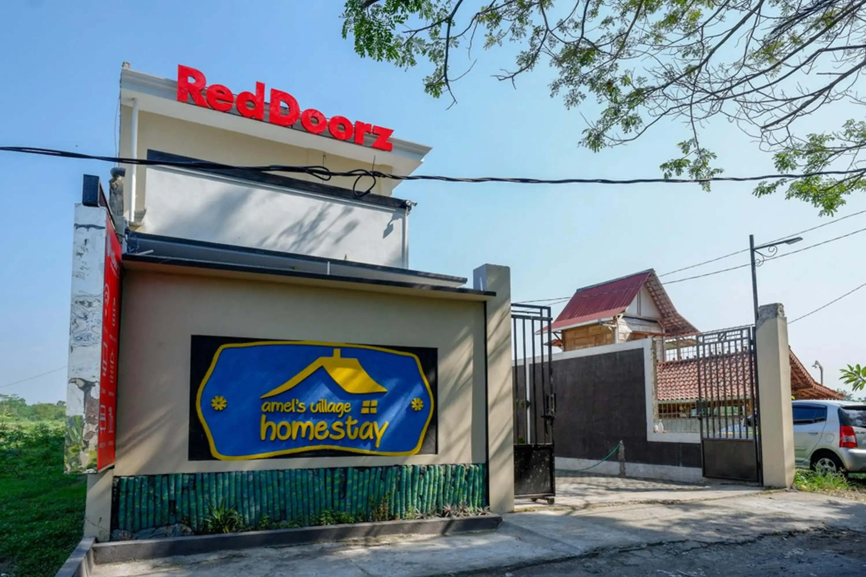 Property Logo/Sign in RedDoorz near Padang Golf Adisucipto