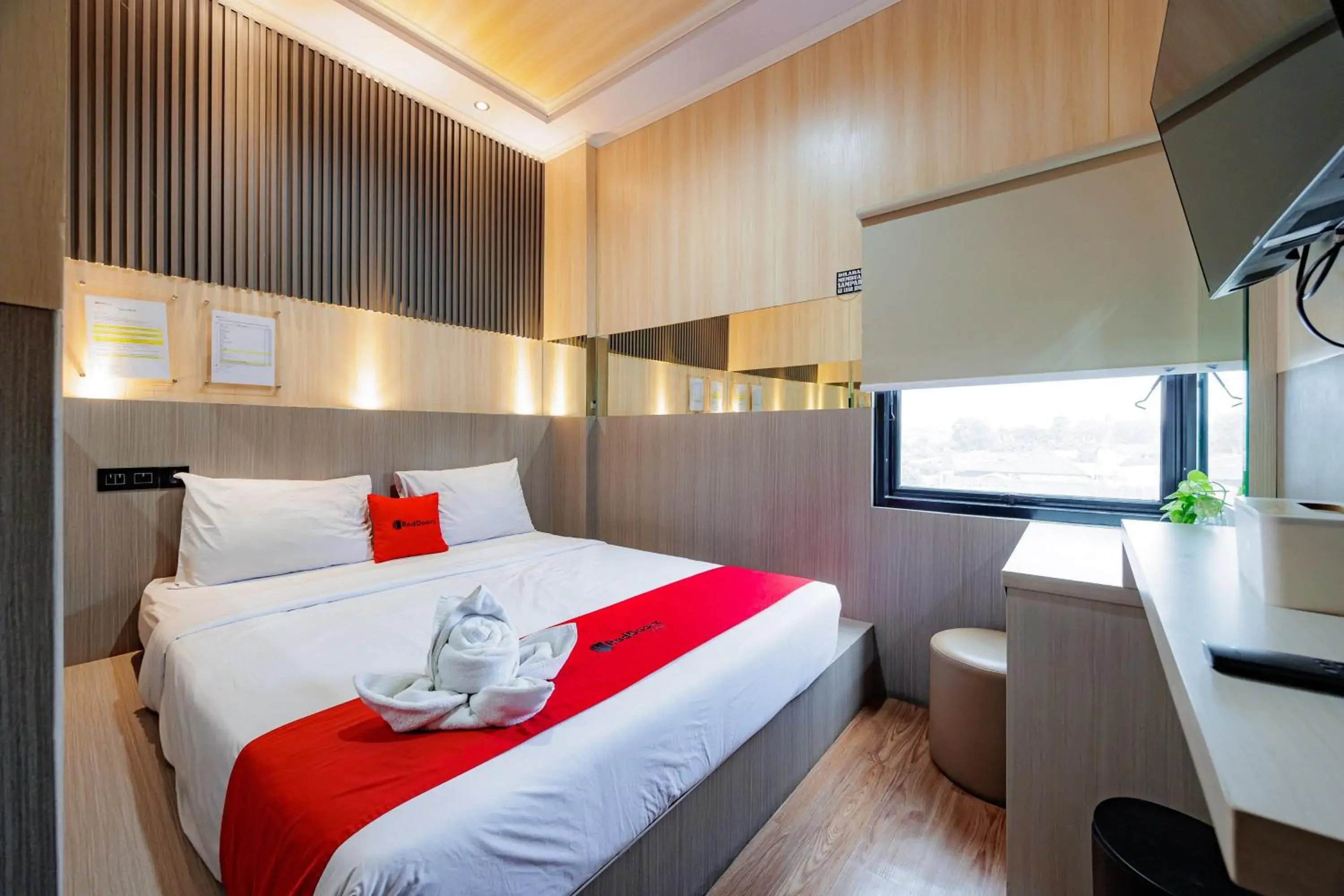 Bedroom, Bed in RedDoorz near Exit Toll Sirkuit Sentul Bedroom, Bed in RedDoorz near Exit Toll Sirkuit Sentul